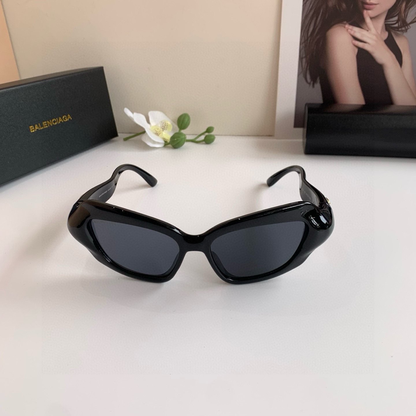Balenciaga Unveils 2025 Sunglasses Collection for Men and Women, Featuring Unique Designs - 图片 4