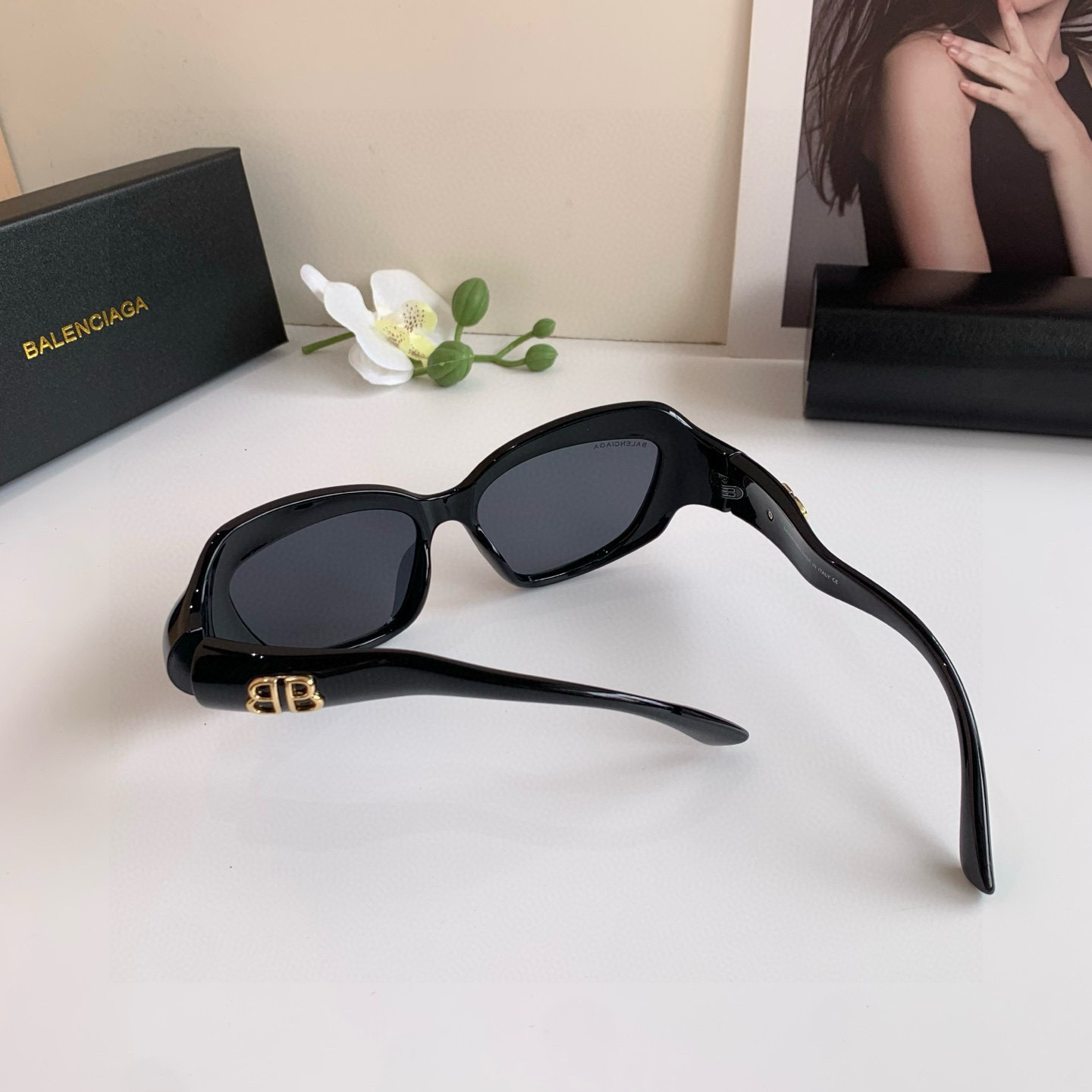 Balenciaga Unveils 2025 Sunglasses Collection for Men and Women, Featuring Unique Designs - 图片 8