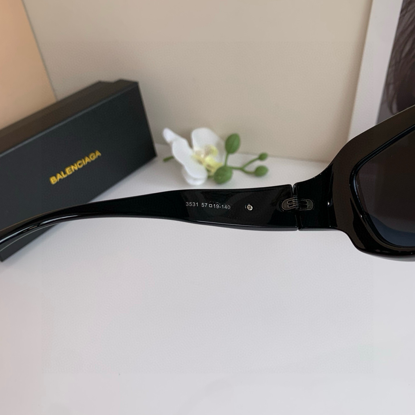 Balenciaga Unveils 2025 Sunglasses Collection for Men and Women, Featuring Unique Designs - 图片 6