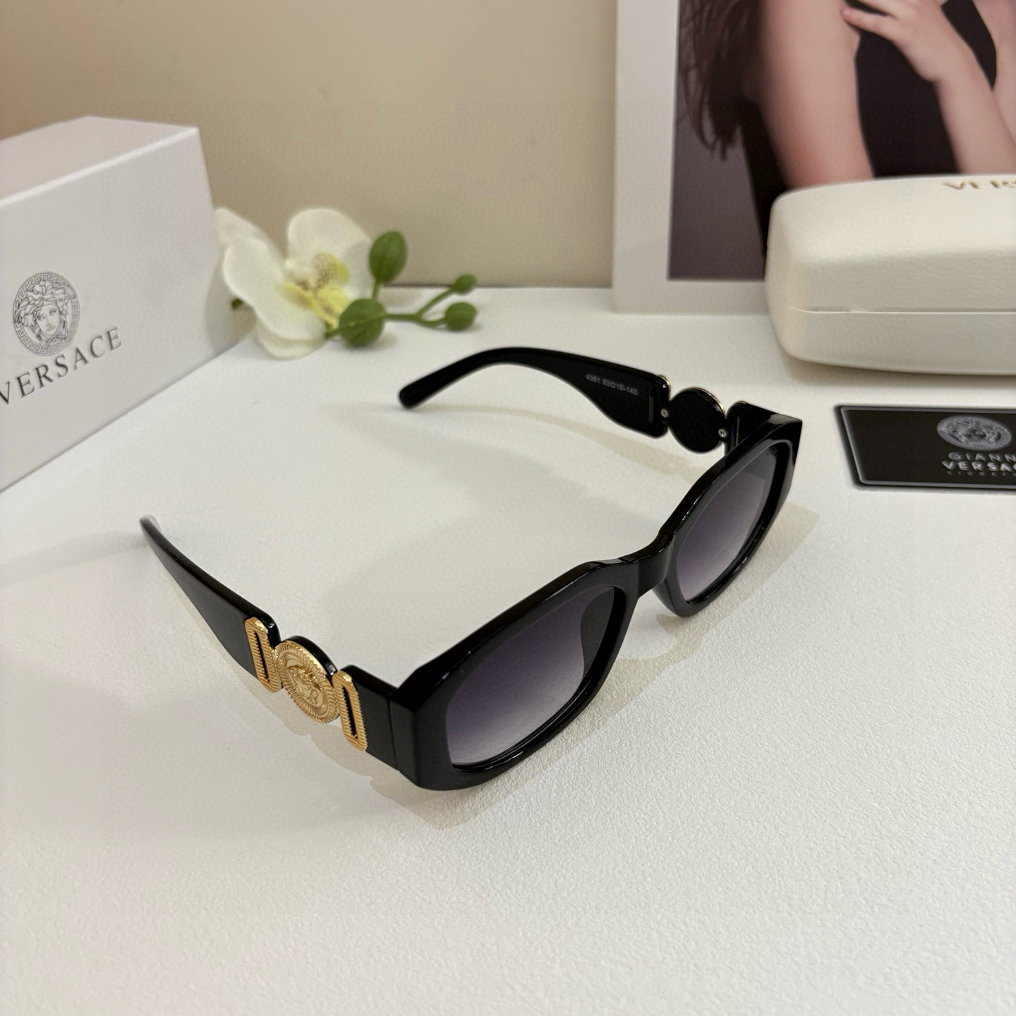 VERSACE Sunglasses: Unique Italian Design with Classic Logo, Small and Simple [Strength] - 图片 1