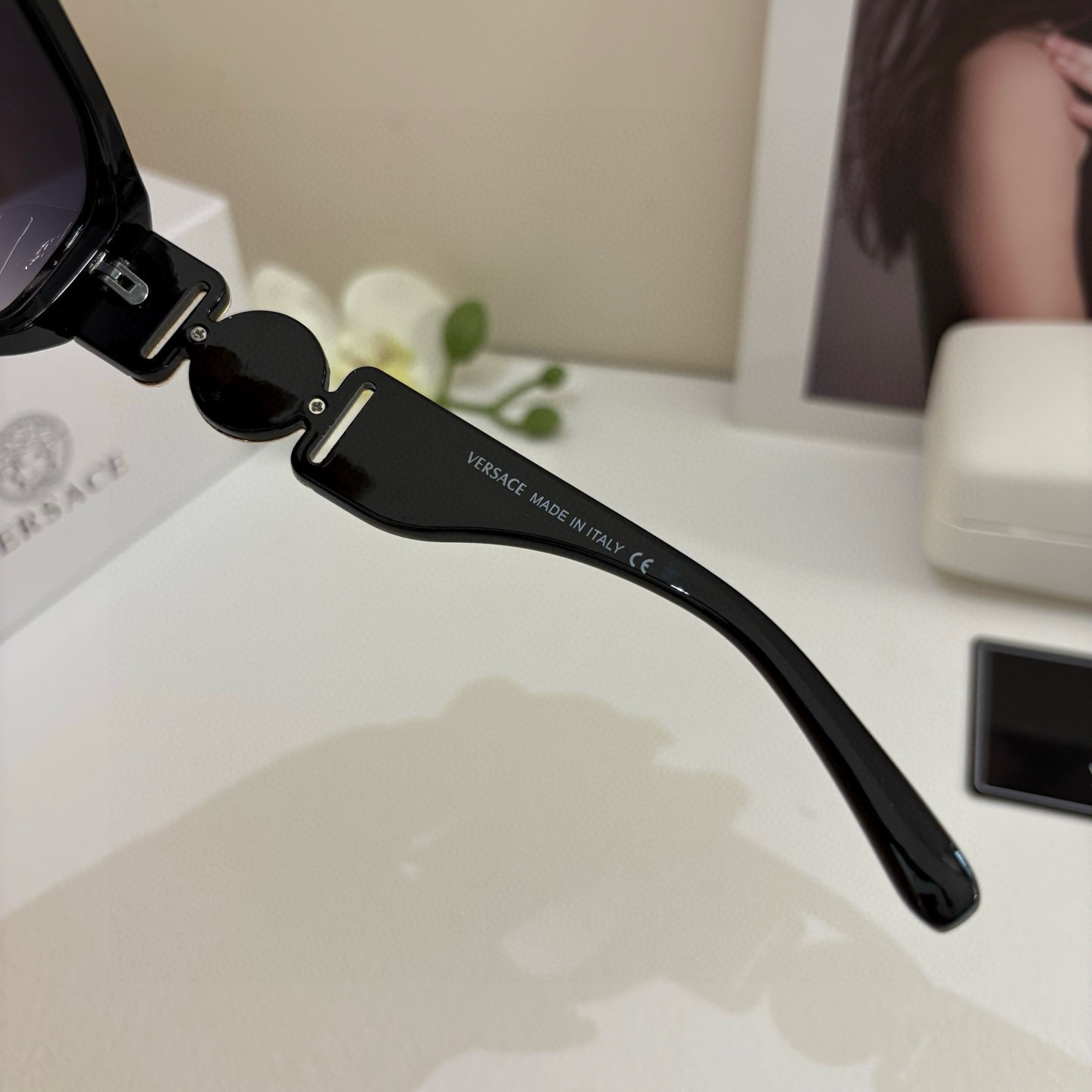 VERSACE Sunglasses: Unique Italian Design with Classic Logo, Small and Simple [Strength] - 图片 8