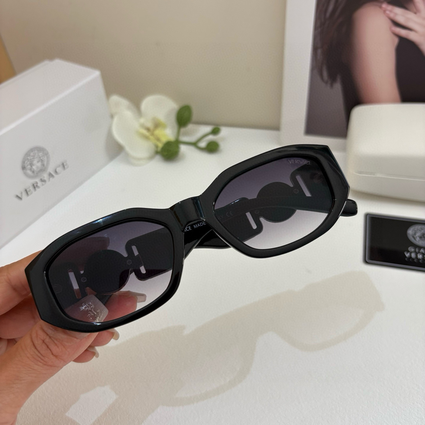 VERSACE Sunglasses: Unique Italian Design with Classic Logo, Small and Simple [Strength] - 图片 3