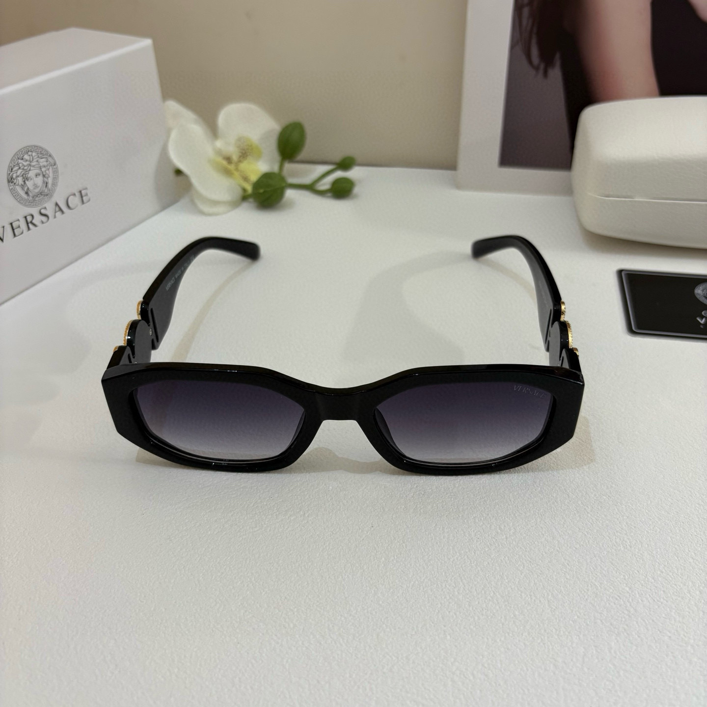 VERSACE Sunglasses: Unique Italian Design with Classic Logo, Small and Simple [Strength] - 图片 4