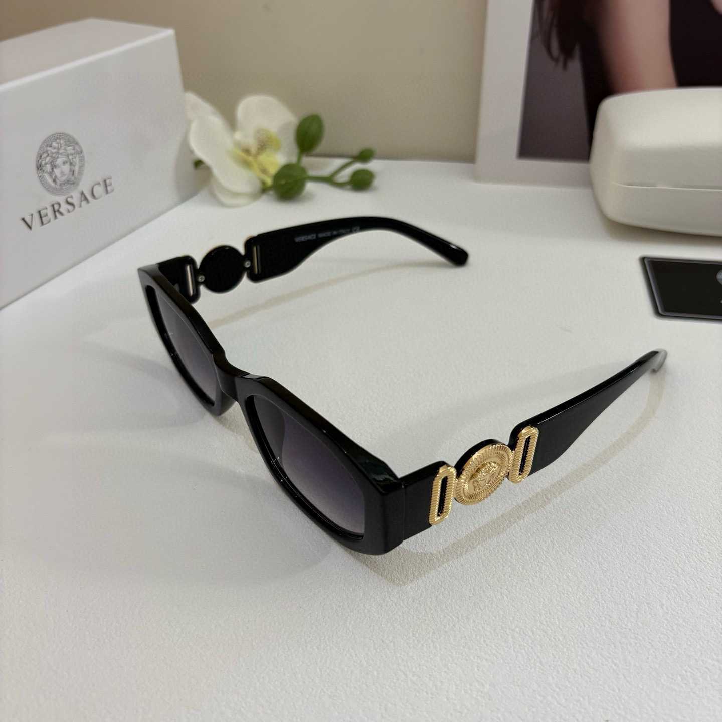 VERSACE Sunglasses: Unique Italian Design with Classic Logo, Small and Simple [Strength] - 图片 2