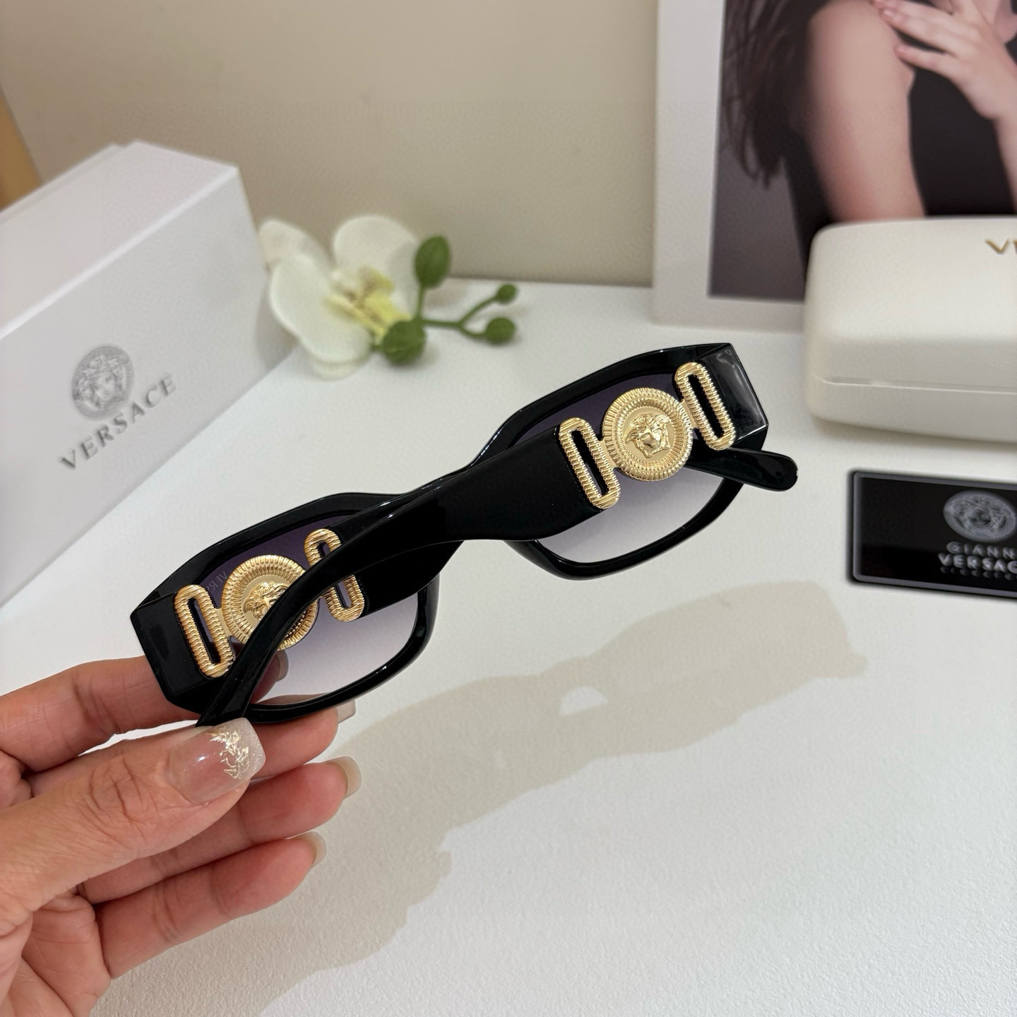 VERSACE Sunglasses: Unique Italian Design with Classic Logo, Small and Simple [Strength] - 图片 5