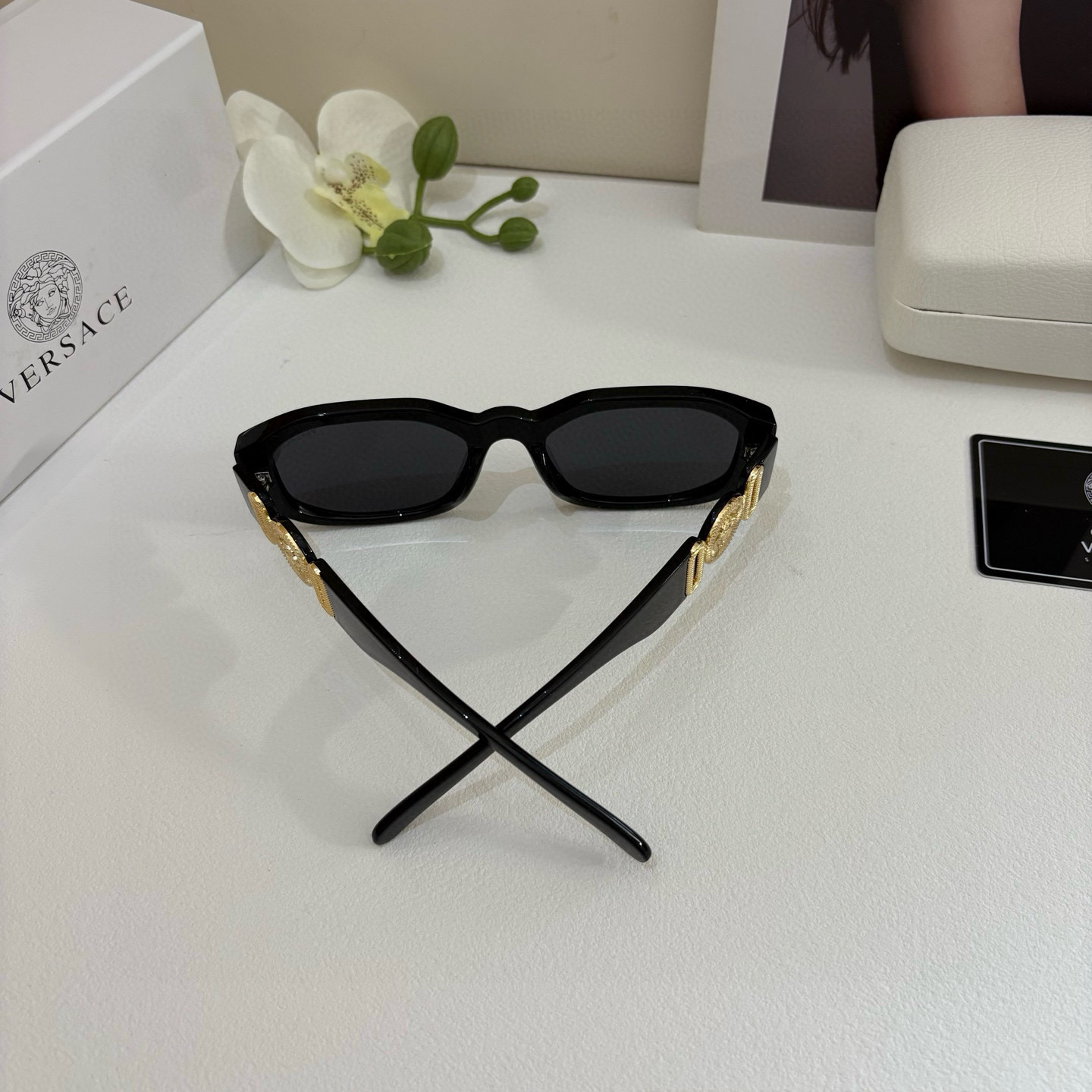 VERSACE Sunglasses: Unique Italian Design for Men and Women, Classic Logo, Small and Simple - 图片 7