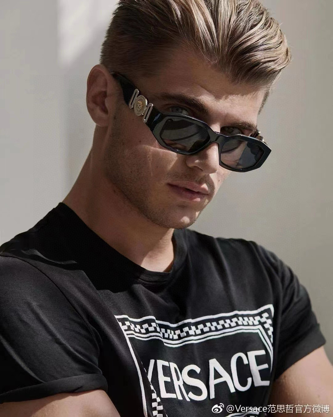 VERSACE Sunglasses: Unique Italian Design for Men and Women, Classic Logo, Small and Simple - 图片 2
