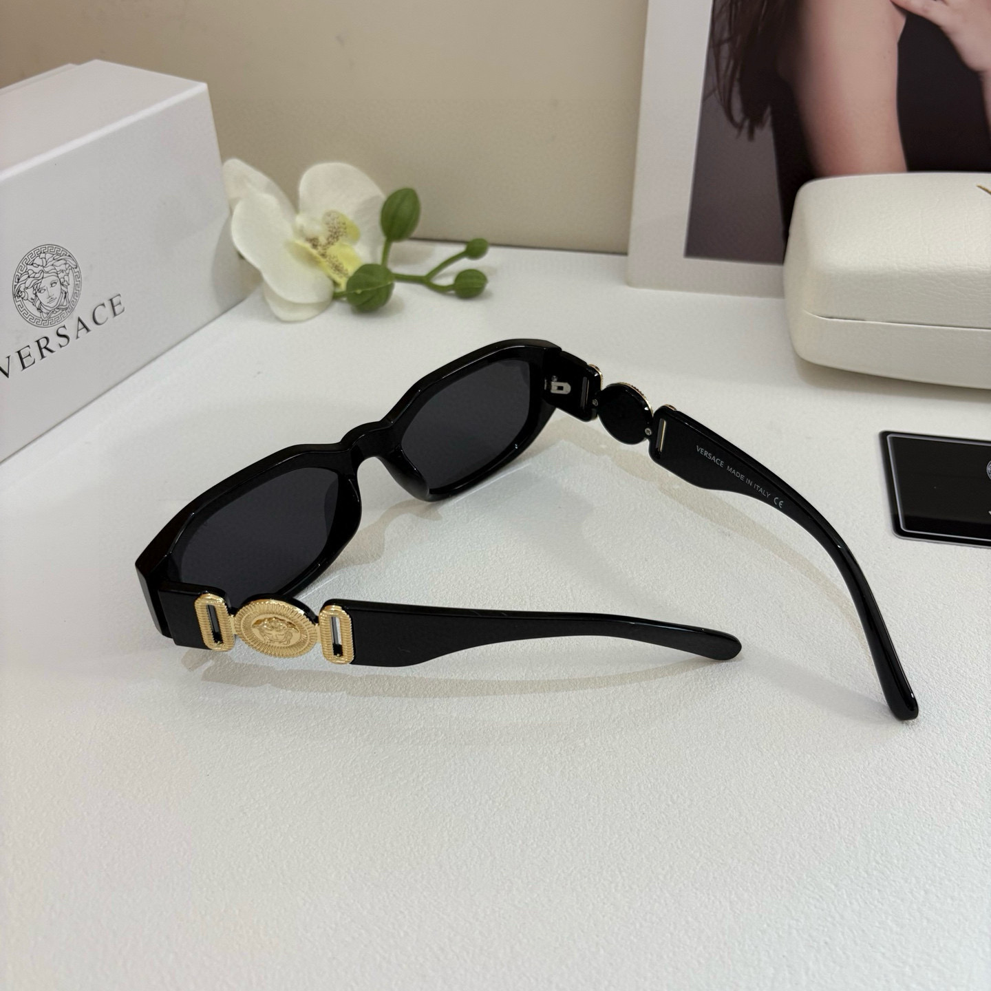 VERSACE Sunglasses: Unique Italian Design for Men and Women, Classic Logo, Small and Simple - 图片 8