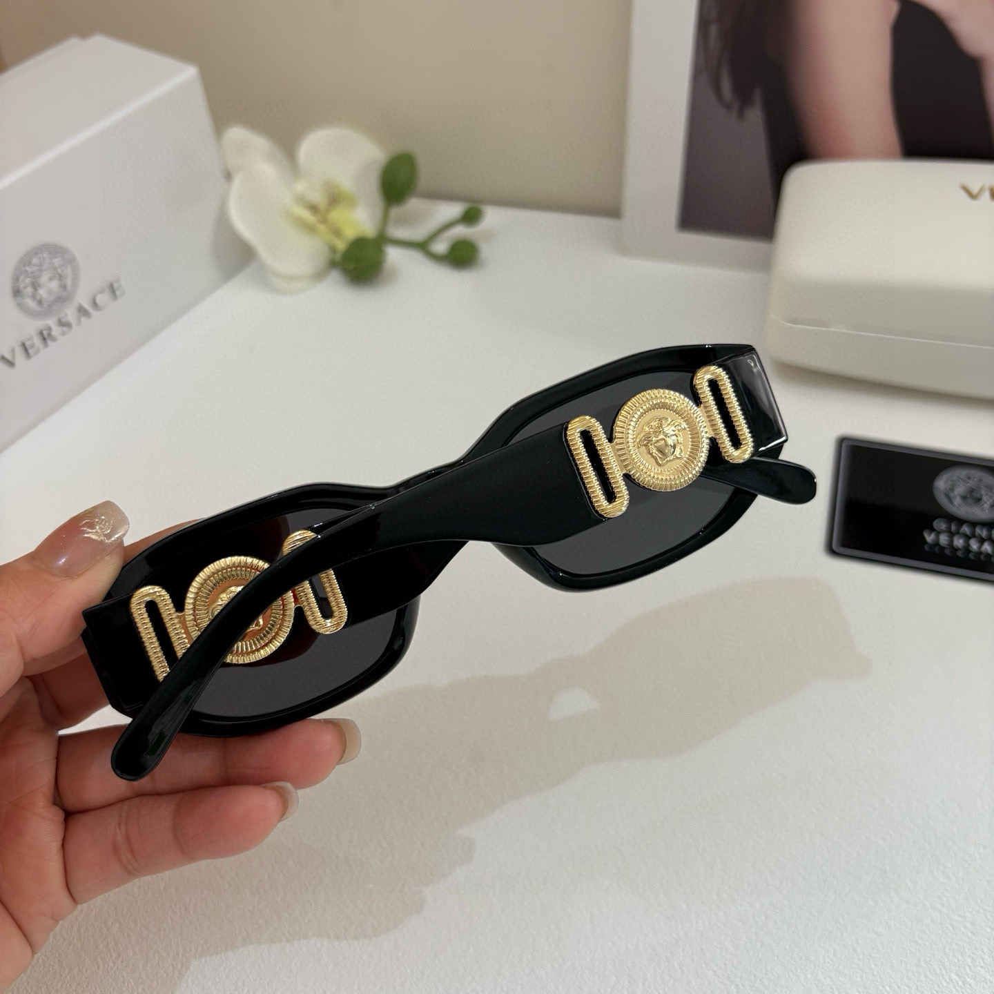 VERSACE Sunglasses: Unique Italian Design for Men and Women, Classic Logo, Small and Simple - 图片 6