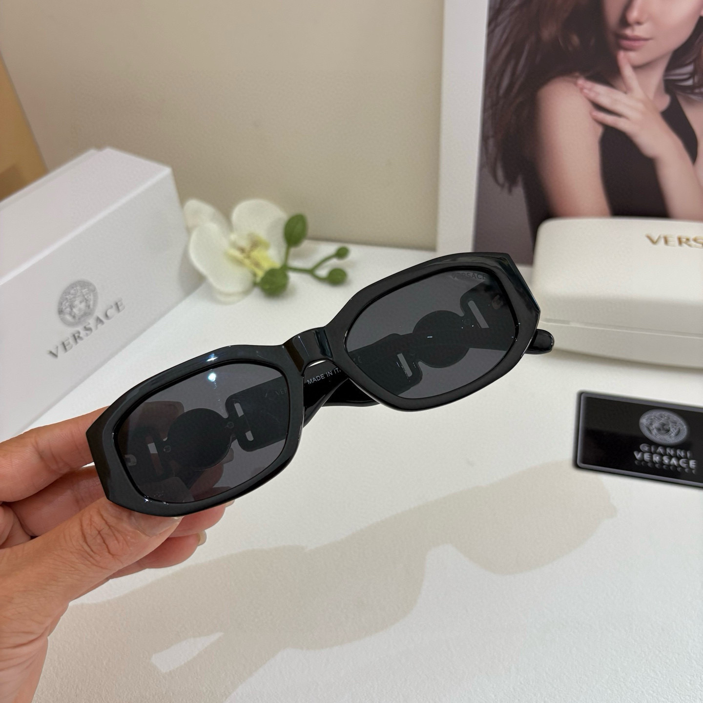 VERSACE Sunglasses: Unique Italian Design for Men and Women, Classic Logo, Small and Simple - 图片 5