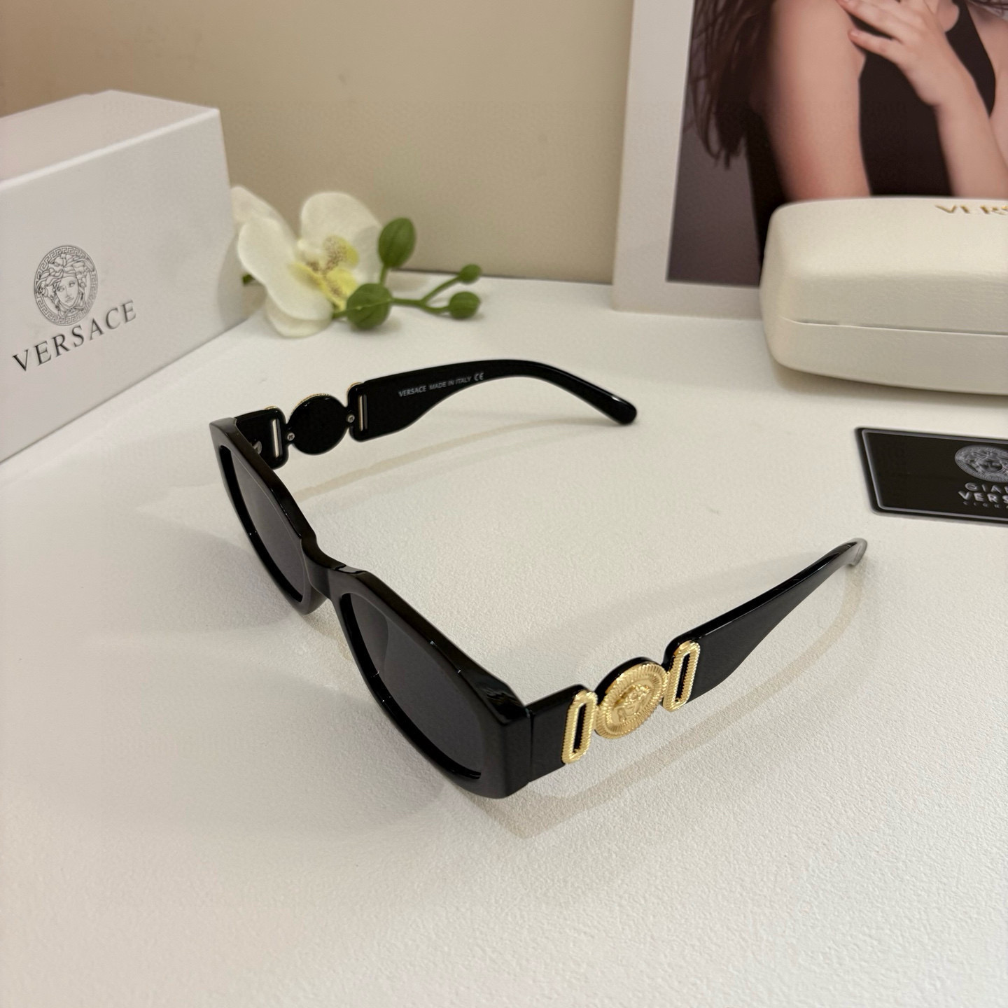 VERSACE Sunglasses: Unique Italian Design for Men and Women, Classic Logo, Small and Simple - 图片 3