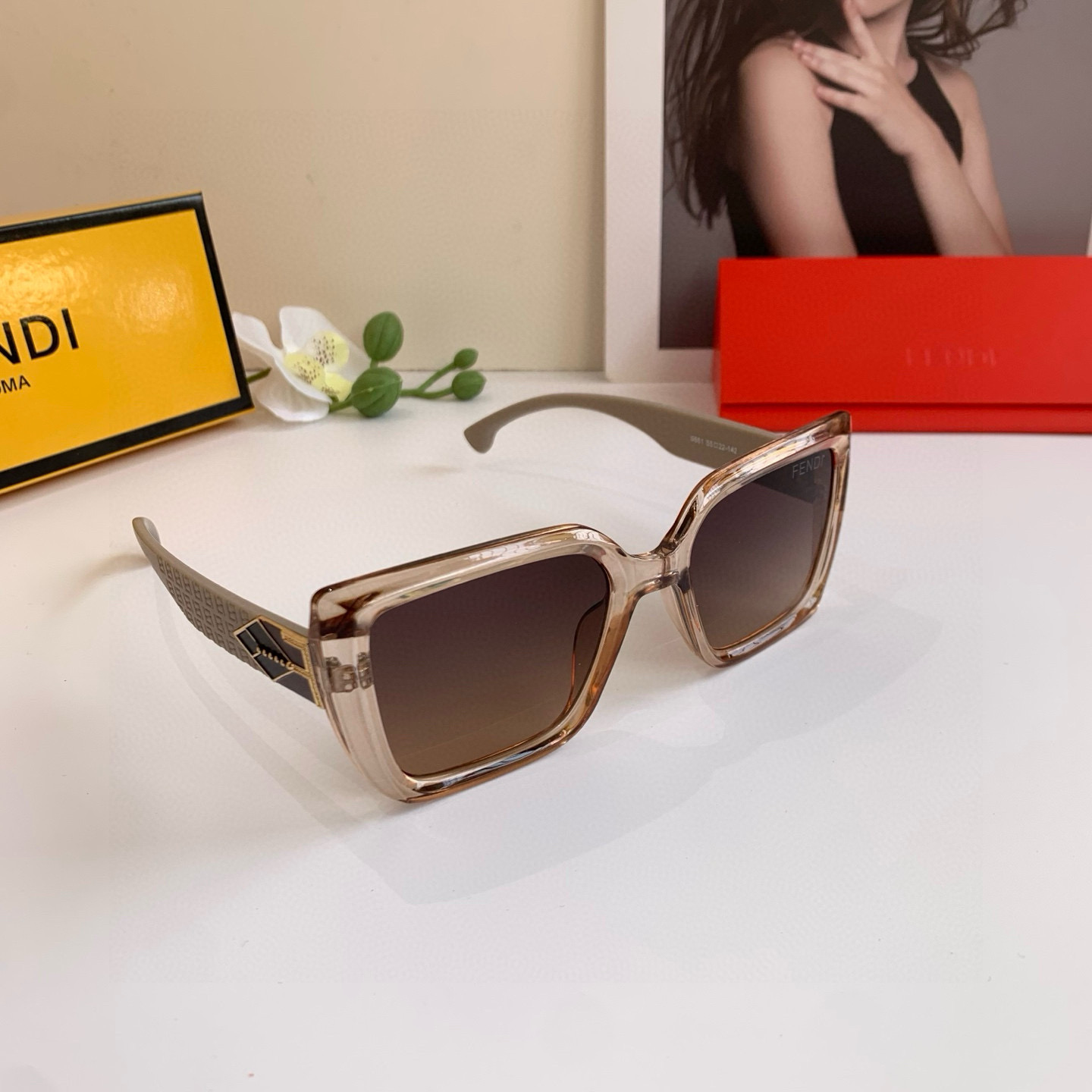 Summary: Fendifendy Redline F Sunglasses with Away-Drive Feature on Page 263 - 图片 2