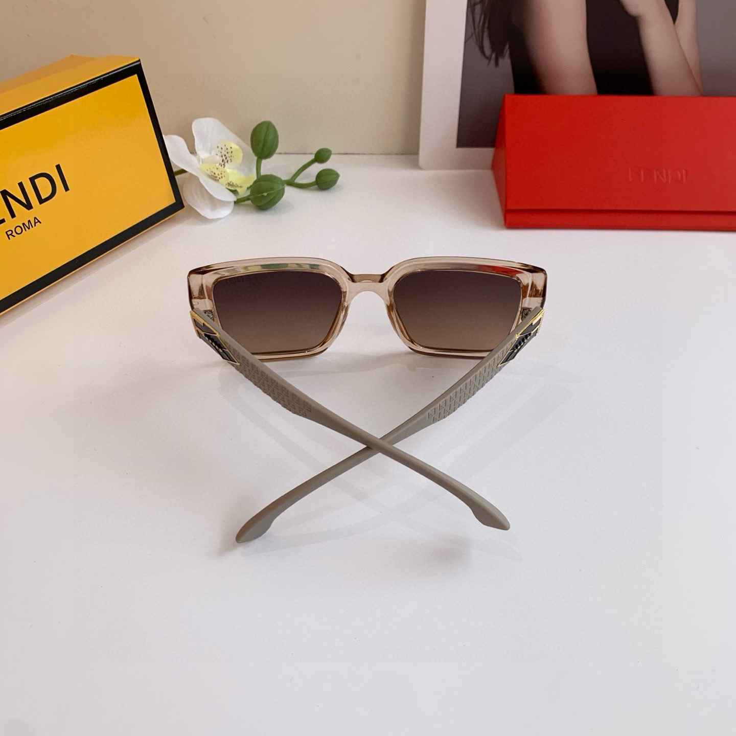 Summary: Fendifendy Redline F Sunglasses with Away-Drive Feature on Page 263 - 图片 7
