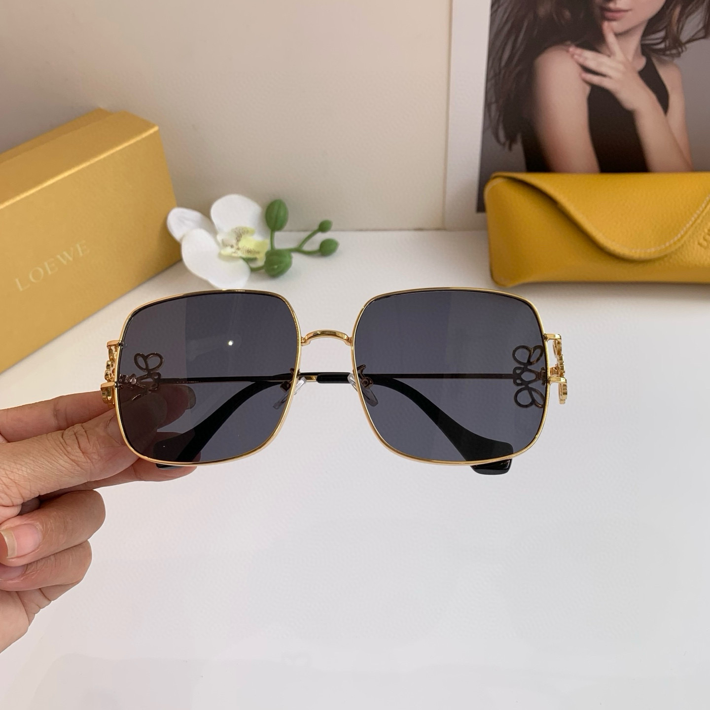 Loewe Sunglasses: New Fashion Box with UV-Protected Metal Frame on Little Red Book Net - 图片 3