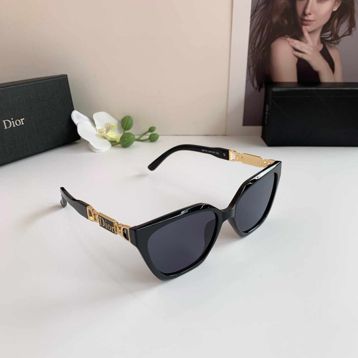 P263 on Diordio’s new little red-coloured cat eyeglasses, male and female sunglasses in red fashion