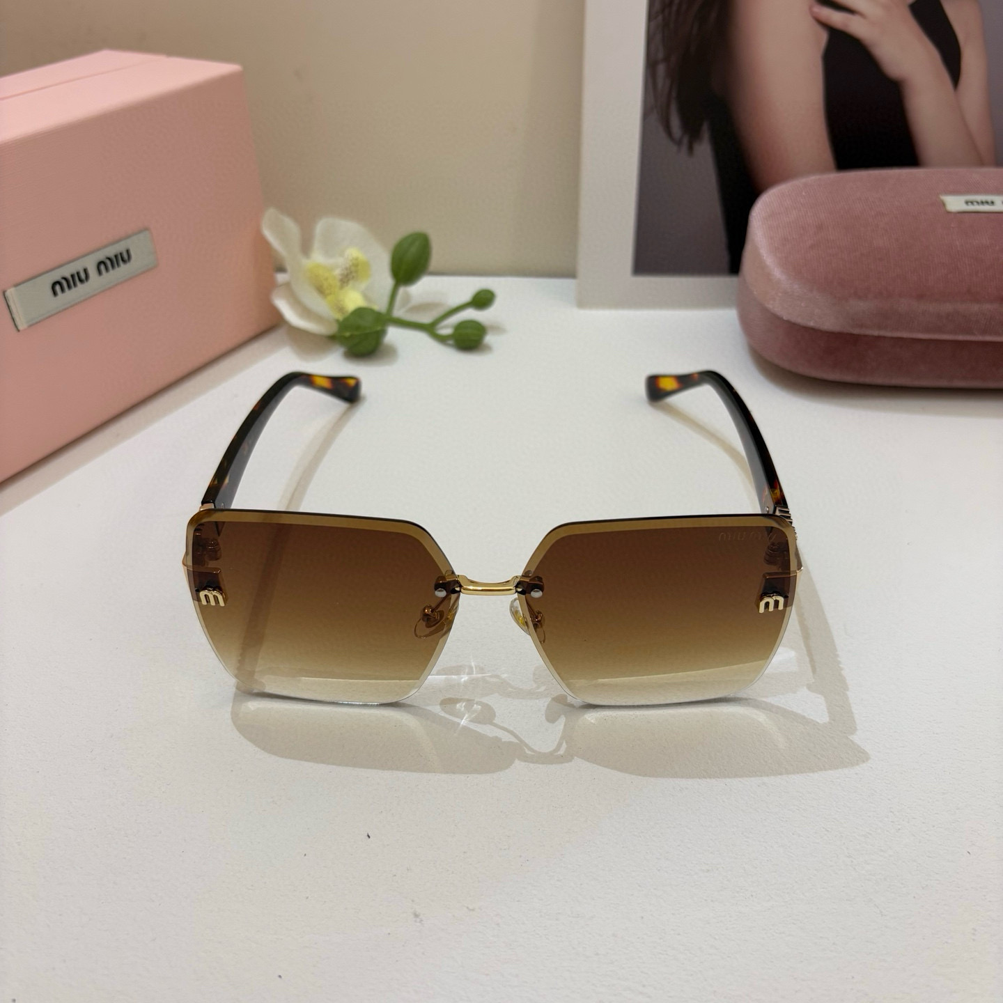 Trendy Sunglasses: Sunproof and Stylish Eyewear for Fashionable Individuals - 图片 5
