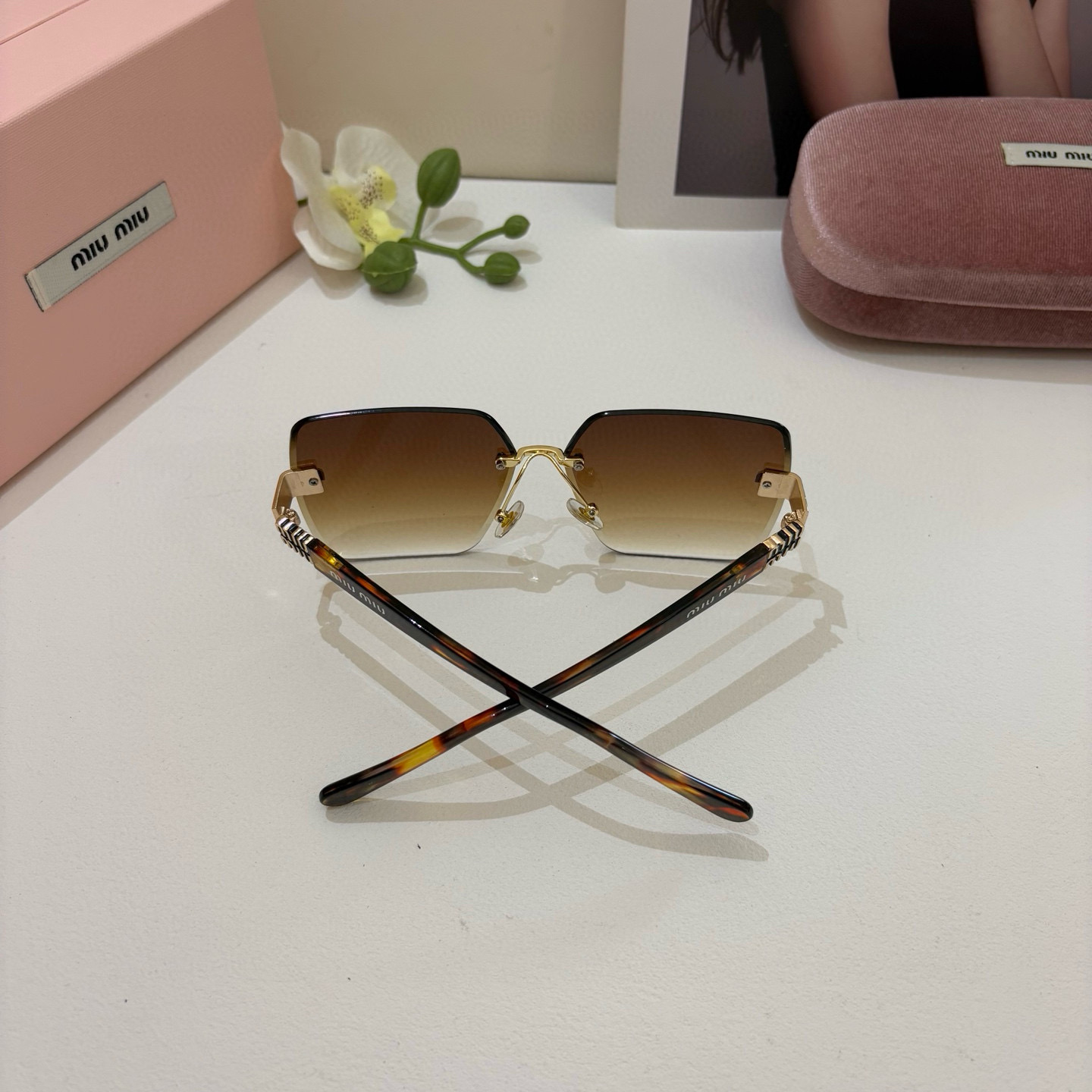Trendy Sunglasses: Sunproof and Stylish Eyewear for Fashionable Individuals - 图片 6