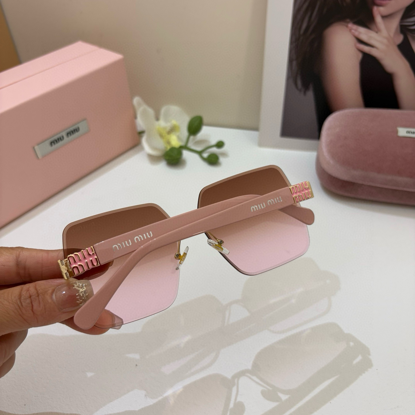 Trendy Sunglasses: New Fashion Sunshield and Street Style Eyewear on p. 263 - 图片 4