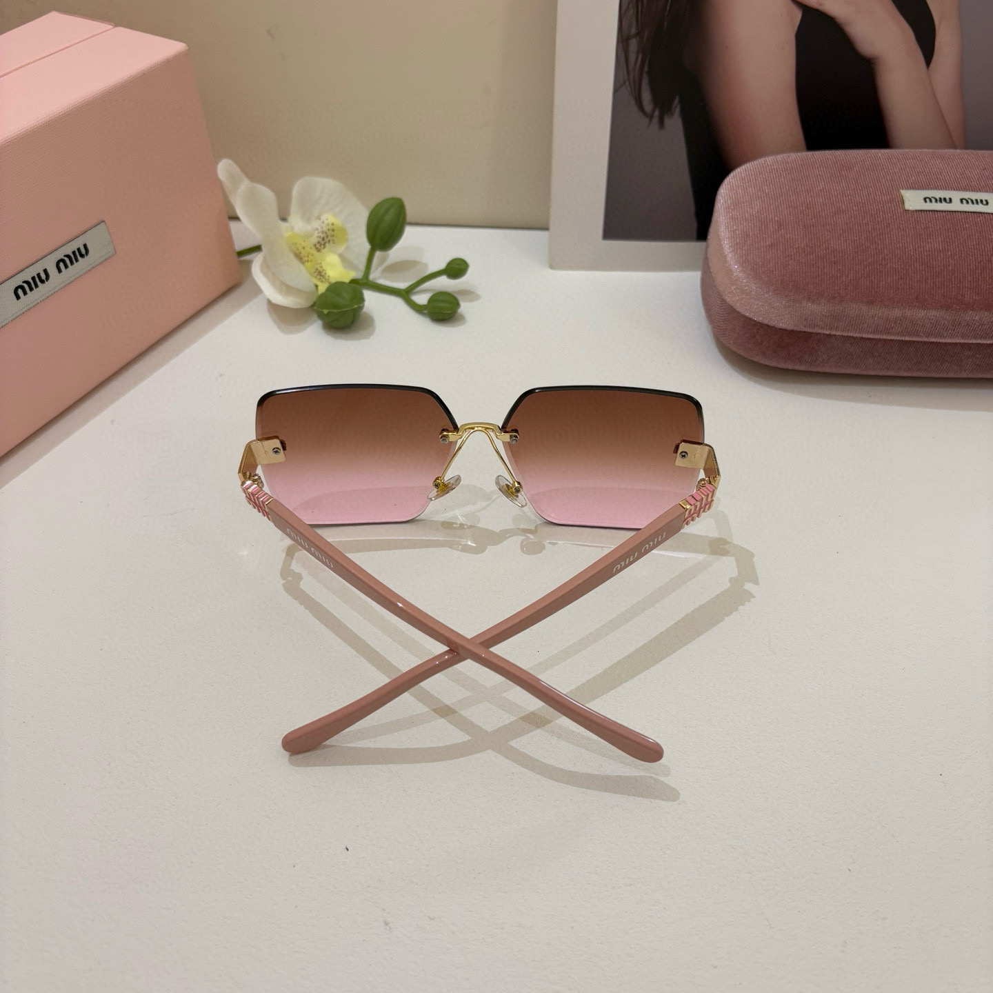 Trendy Sunglasses: New Fashion Sunshield and Street Style Eyewear on p. 263 - 图片 7