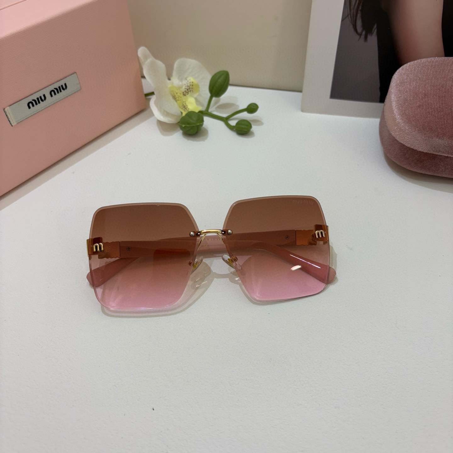 Trendy Sunglasses: New Fashion Sunshield and Street Style Eyewear on p. 263 - 图片 3