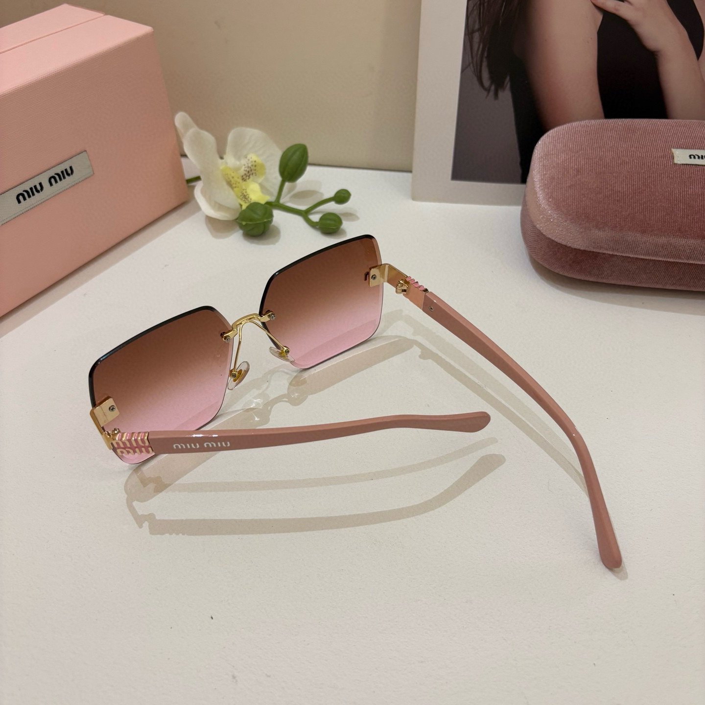 Trendy Sunglasses: New Fashion Sunshield and Street Style Eyewear on p. 263 - 图片 6