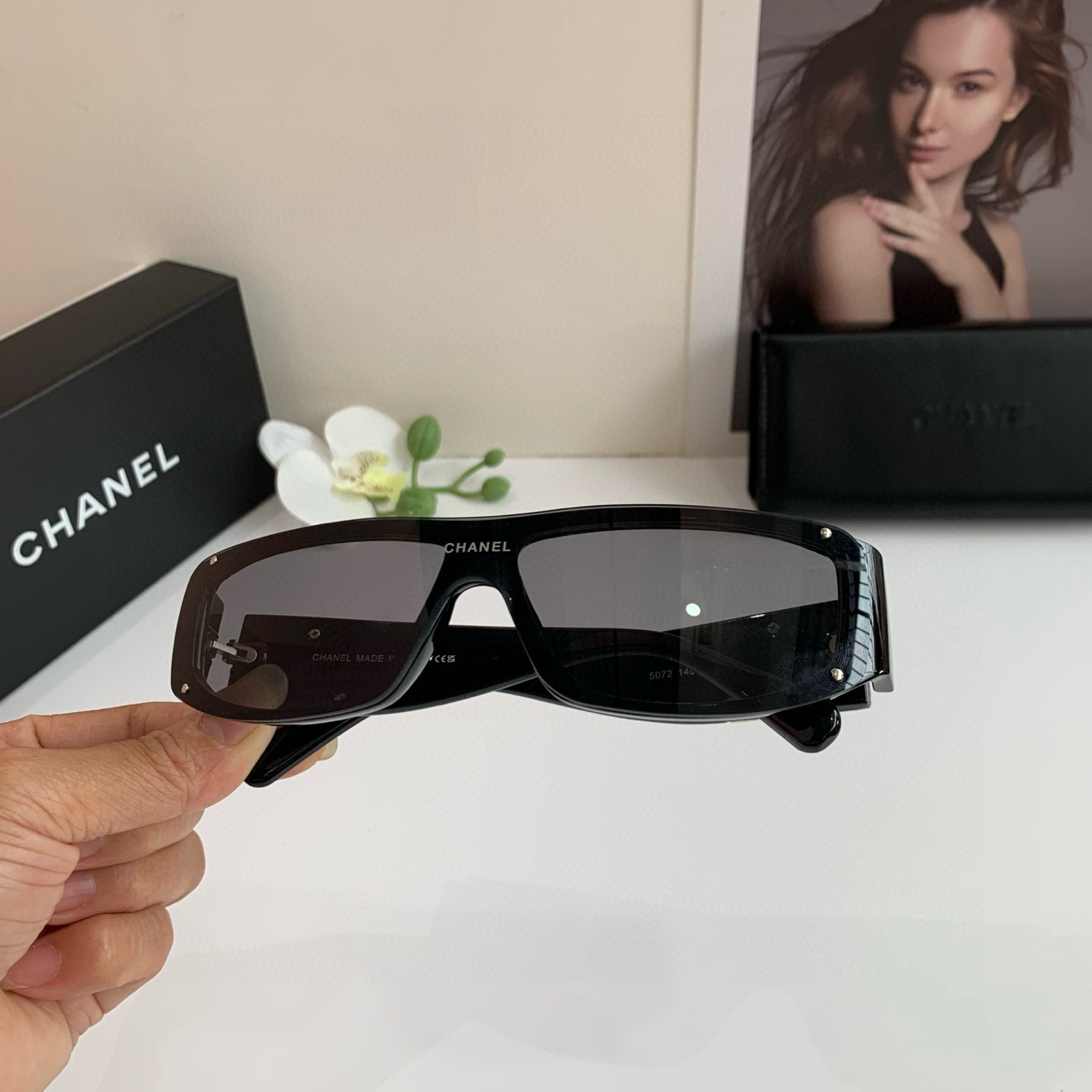 Trendy Chanel Sunglasses for Stylish U.S. Cats: Fashionable Eye-Catching Styles on Trend Street - 图片 6