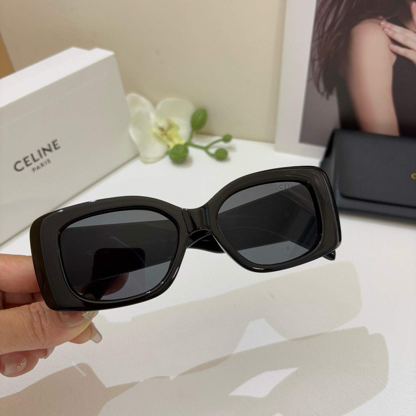 Fashion Icon: Celine Selin’s Popular Kilomen Box Sunglasses on Page 263 - 图片 4