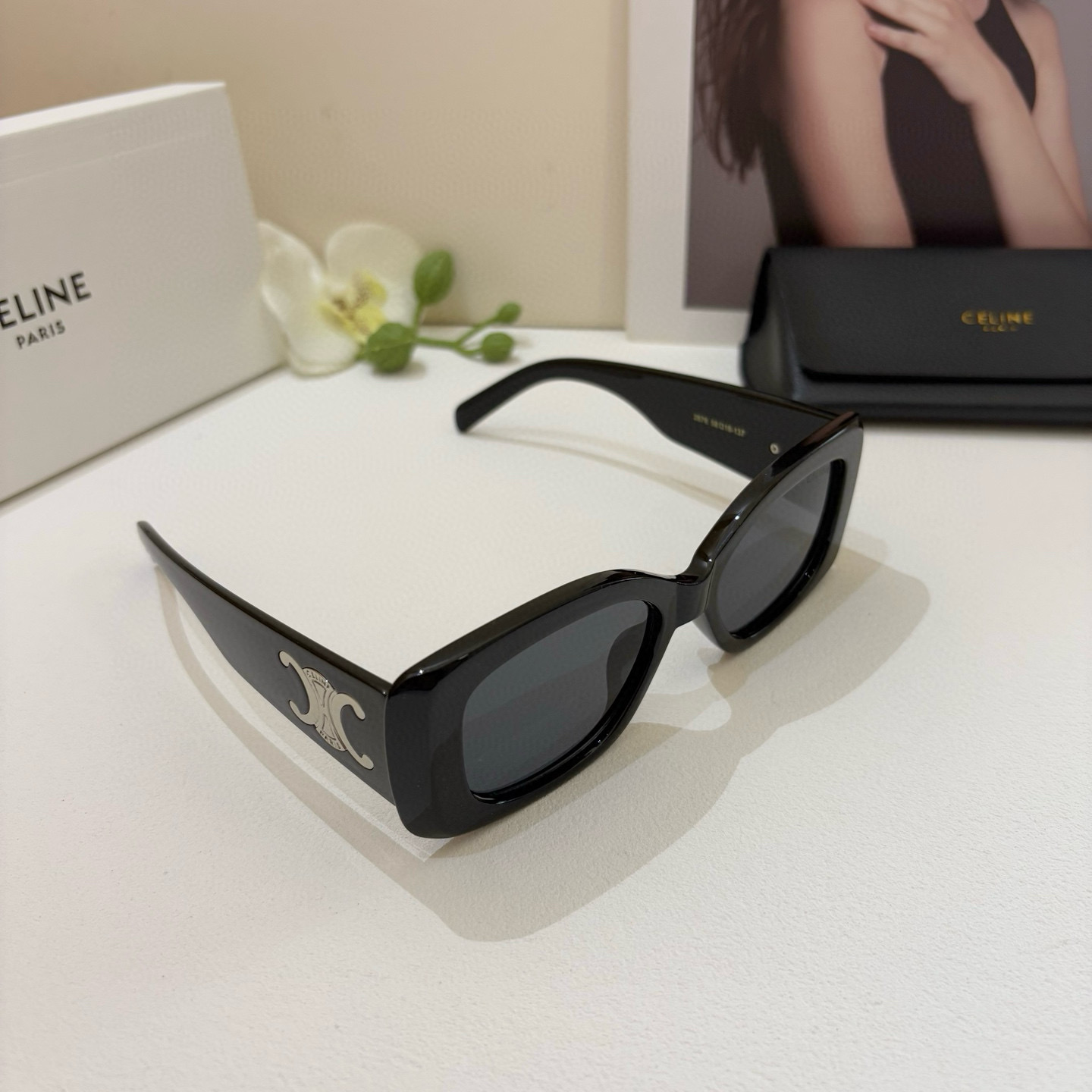 Fashion Icon: Celine Selin’s Popular Kilomen Box Sunglasses on Page 263 - 图片 2