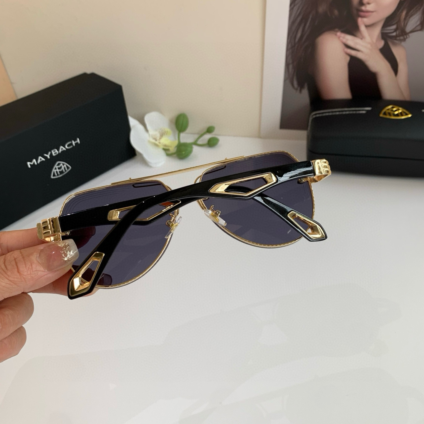 “Maybach McBach: Fashionable Outdoor Travel Sunglasses for Metal Man” - 图片 2