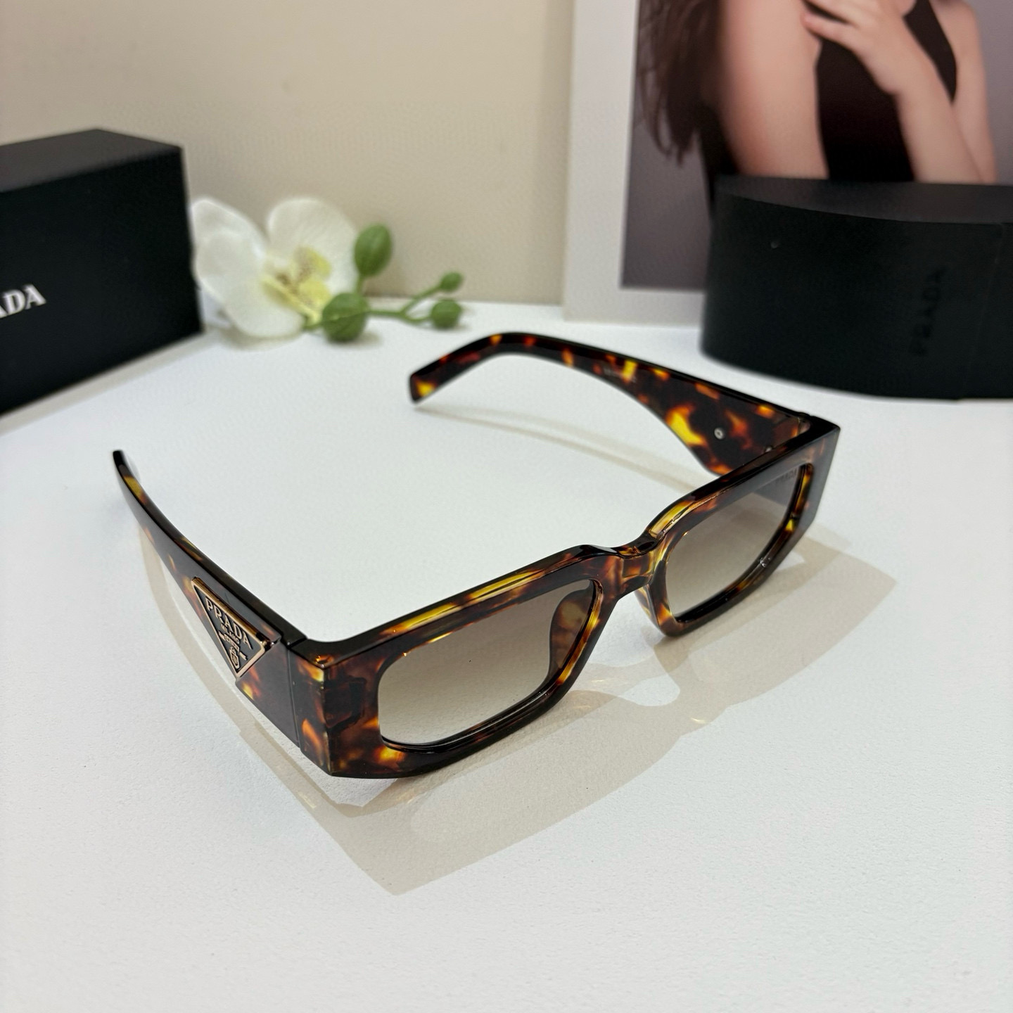 P245 PRADA Prada, a new party party for men and women with sunglasses and sunglasses