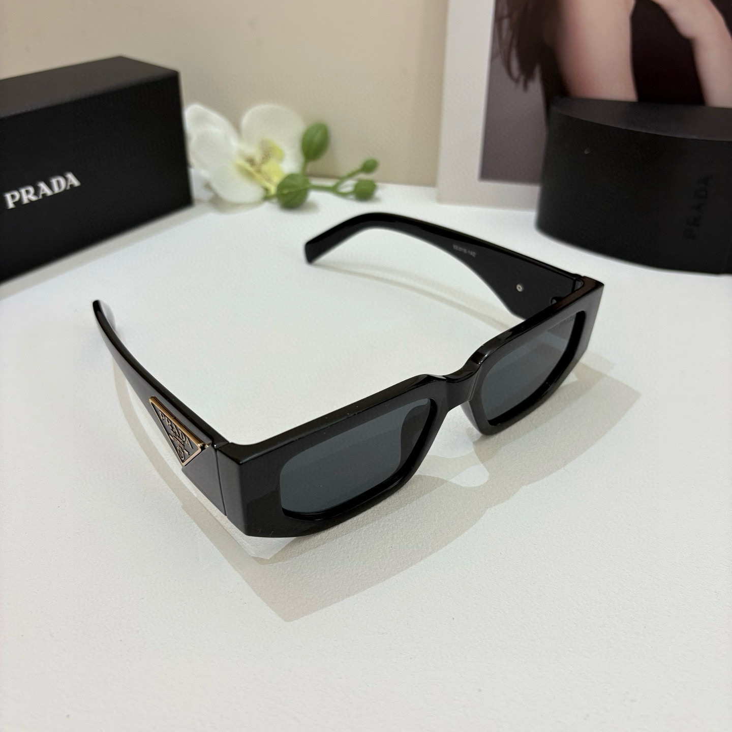 P245 PRADA Prada, a new party party for men and women with sunglasses and sunglasses