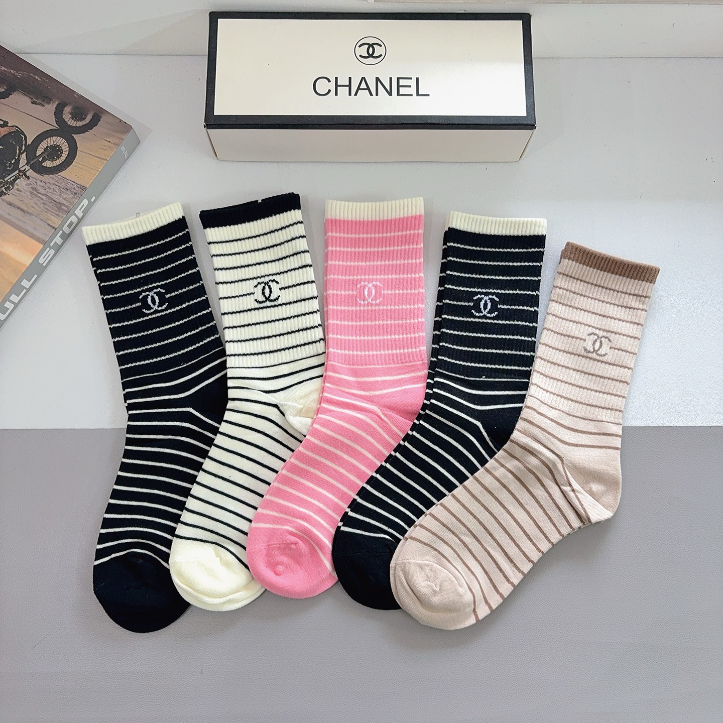 NO:585581,Comes with packaging (5 pairs in a box) CHANEL Chanel classic stockings made of pure cotton with soft material, classic double C pattern logo, counters synchronize socks with big brands, a must-have for fashionistas, super matching socks, stockings, socks, chanel, chanel, socks19860909配包装（一盒5双） CHANEL 香奈儿经典长筒袜子纯棉材质柔软,经典的双C图案logo,专柜同步袜子大牌出街,潮人必备,超好搭袜子,丝袜,袜子,chanel,chanel,socks,accessory