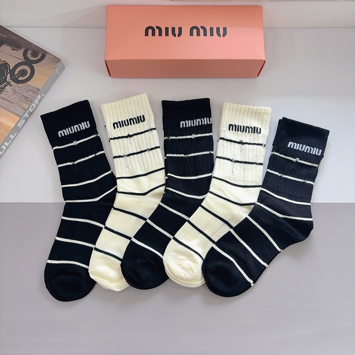 NO:585591,Comes with packaging [5 pairs in a box] miumiu · Miu Miu high-quality new internet celebrity stockings made of pure cotton, light, soft and breathable, suitable for all seasons!  socks, stockings, socks, miumiu, socks19860909配包装【一盒5双】 miumiu · 缪缪 高品质新款网红长筒袜子纯棉材质,轻薄柔软透气,四季通用！ 袜子,丝袜,袜子,miumiu,socks,accessory