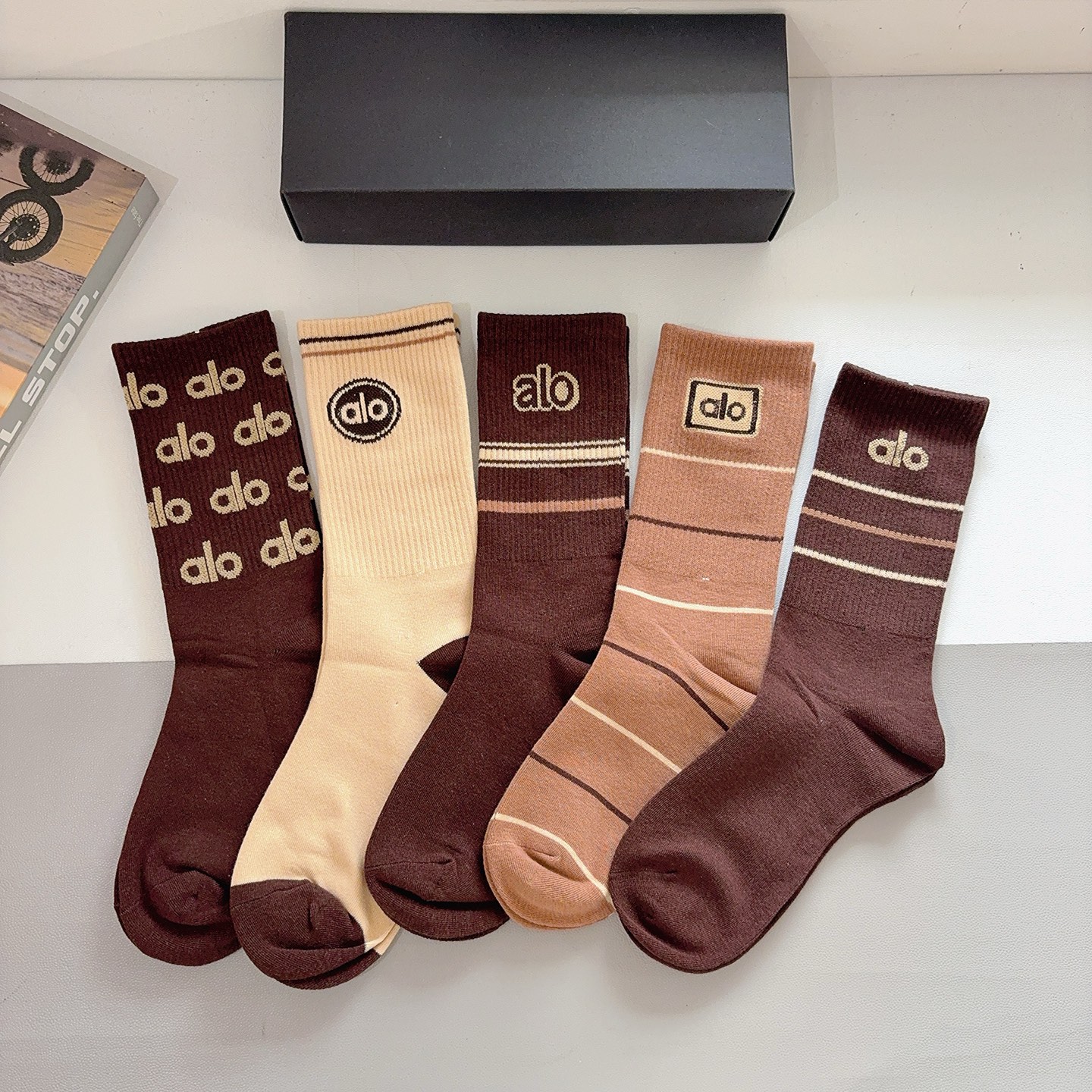 NO:586337,Comes with packaging (5 pairs in a box) alo's new trendy brand mid-calf men's socks, pure cotton fabric, a must-have for fashionistas, personalized, fashionable and versatile, you deserve it Socks, stockings, socks, socks19860909配包装（一盒5双） alo 新款潮牌中筒男款袜子,纯棉面料,潮人必备 ,个性时尚百搭款,你值得拥有哦袜子,丝袜,袜子,socks,accessory