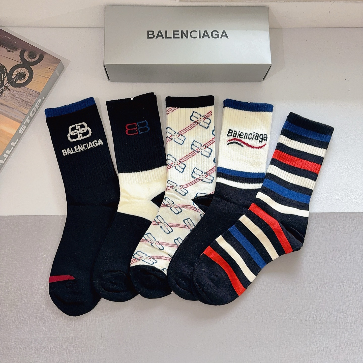 NO:586343,Comes with packaging [5 pairs in a box] BALENCIAGA new long socks, essential fashion counter purchase socks for fashionistas, super fashionable and versatile!  socks, stockings, socks, balenciaga, balenciaga, socks19860909配包装【一盒5双】 BALENCIAGA 巴黎世家 新款长筒袜子潮人必不可少的时尚专柜代购袜子 ,超级时尚潮流百搭款！袜子,丝袜,袜子,balenciaga,balenciaga,socks,accessory