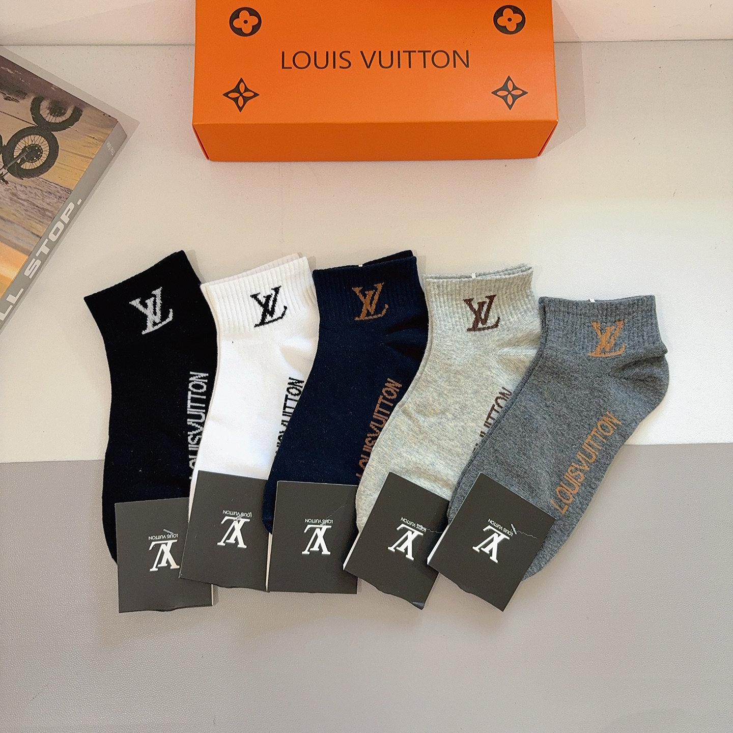 NO:586296,Comes with packaging (5 pairs in a box) LV Louis Vuitton super popular small items, pure cotton fabric, a must-have for fashionistas, hot style, classic letter logo socks, personalized fashionable and versatile socks, stockings, socks, louis vuitton, louis vuitton, socks19860909配包装（一盒5双） LV 路易威登 超火爆小单品,纯棉面料,潮人必备 爆款,经典字母logo短筒袜,个性时尚百搭款袜子,丝袜,袜子,louis vuitton,louis vuitton,socks,accessory