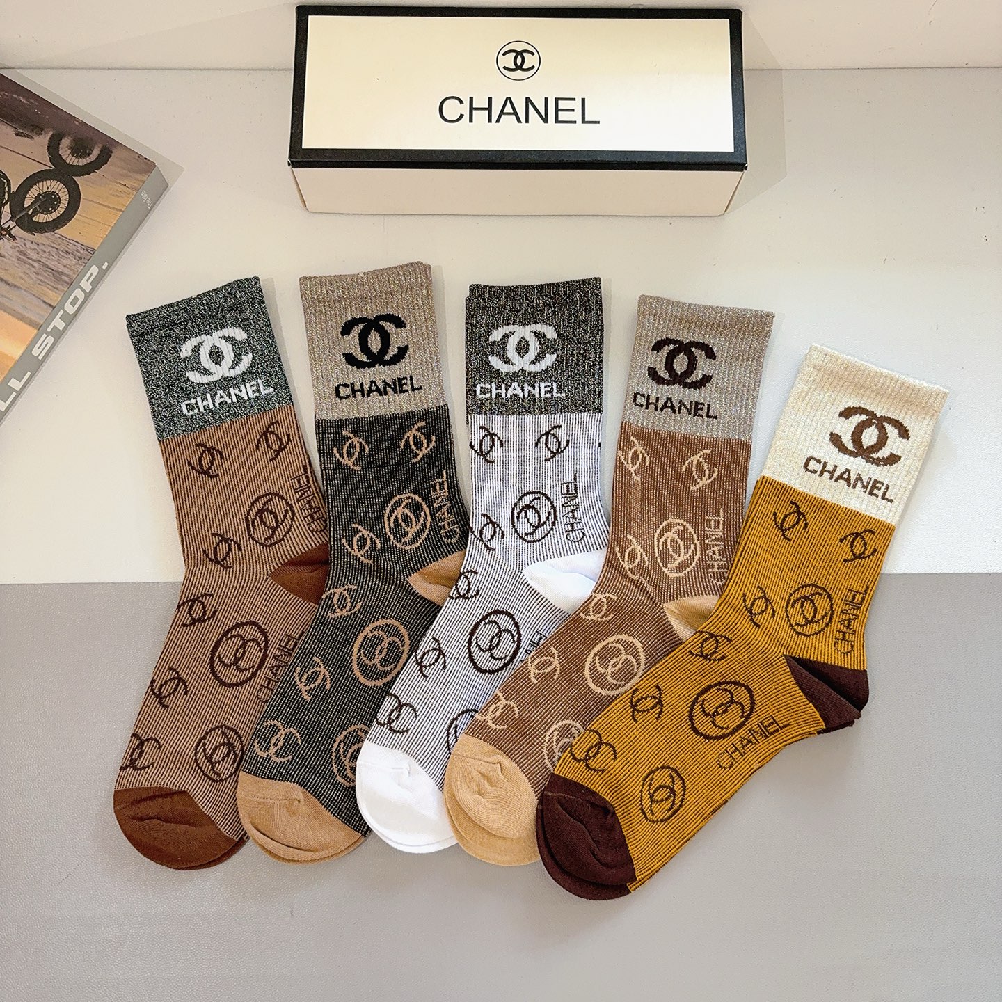 NO:586302,Comes with packaging (5 pairs in a box) CHANEL Chanel classic stockings, high version, pure cotton material, soft, instant sale of ordinary goods in the market, classic double C pattern logo, counters synchronized with big-name socks on the street, a must-have for fashionistas, super easy to match socks, stockings, socks, chanel, chanel, socks19860909配包装（一盒5双） CHANEL 香奈儿经典长筒袜子高版本纯棉材质柔软,秒杀市场普通货,经典的双C图案logo,专柜同步袜子大牌出街,潮人必备,超好搭袜子,丝袜,袜子,chanel,chanel,socks,accessory