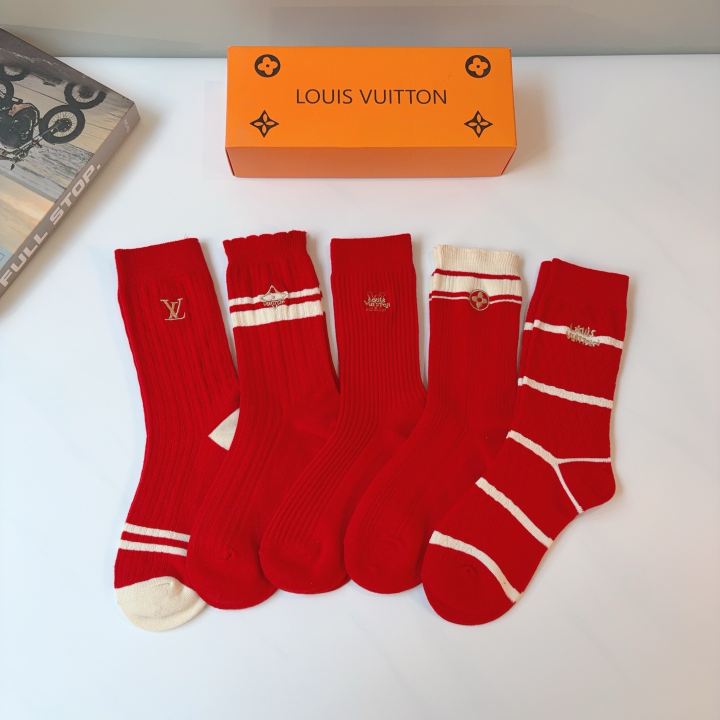 NO:702375,Comes with packaging (5 pairs in a box) LV Louis Vuitton's new embroidered long festive red socks, cashmere fabric, personalized, fashionable and versatile, you deserve it socks, stockings, socks, louis vuitton, louis vuitton, socks19860909配包装（一盒5双） LV 路易威登新款刺绣长筒喜庆红色袜子 羊绒面料,个性时尚百搭款,你值得拥有哦袜子,丝袜,袜子,louis vuitton,louis vuitton,socks,accessory