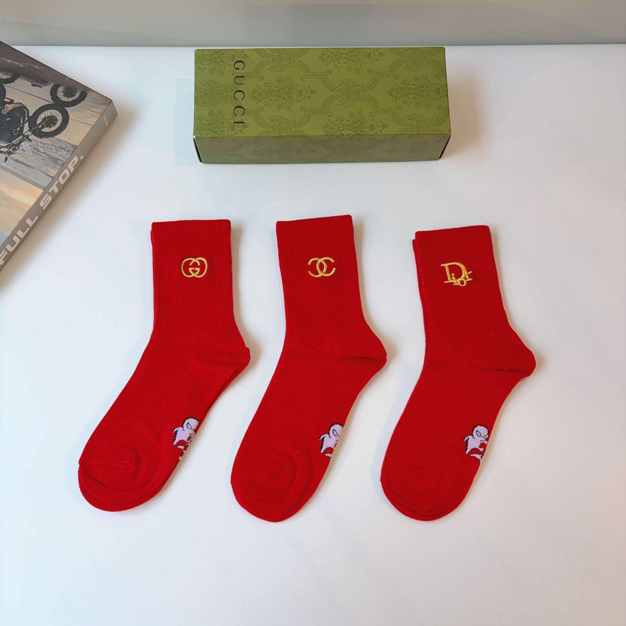 NO:702379,Comes with packaging (3 pairs in a box) Gucci new embroidered long festive red socks cashmere fabric, classic double G, personalized, fashionable and versatile, you deserve it Socks, stockings, socks, gucci, socks19860909配包装（一盒3双） Gucci 古奇 新款刺绣长筒喜庆红色袜子 羊绒面料,经典双G 个性时尚百搭款,你值得拥有哦袜子,丝袜,袜子,gucci,socks,accessory