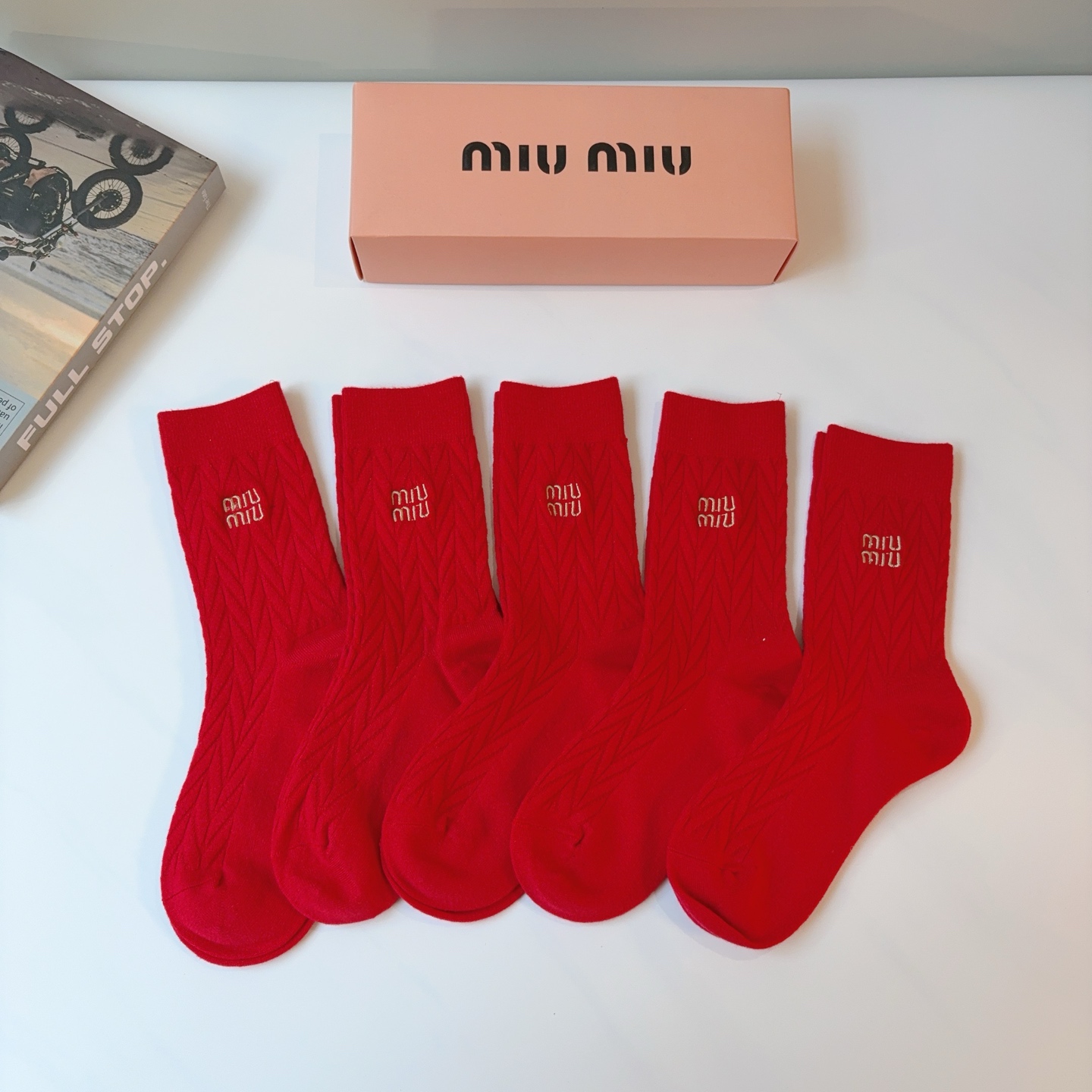 NO:702389,Comes with packaging (5 pairs in a box) MIUMIU new embroidered long festive red socks cashmere fabric, personalized, fashionable and versatile, you deserve it Socks, stockings, socks, miumiu, socks19860909配包装（一盒5双） MIUMIU 缪缪 新款刺绣长筒喜庆红色袜子 羊绒面料,个性时尚百搭款,你值得拥有哦袜子,丝袜,袜子,miumiu,socks,accessory