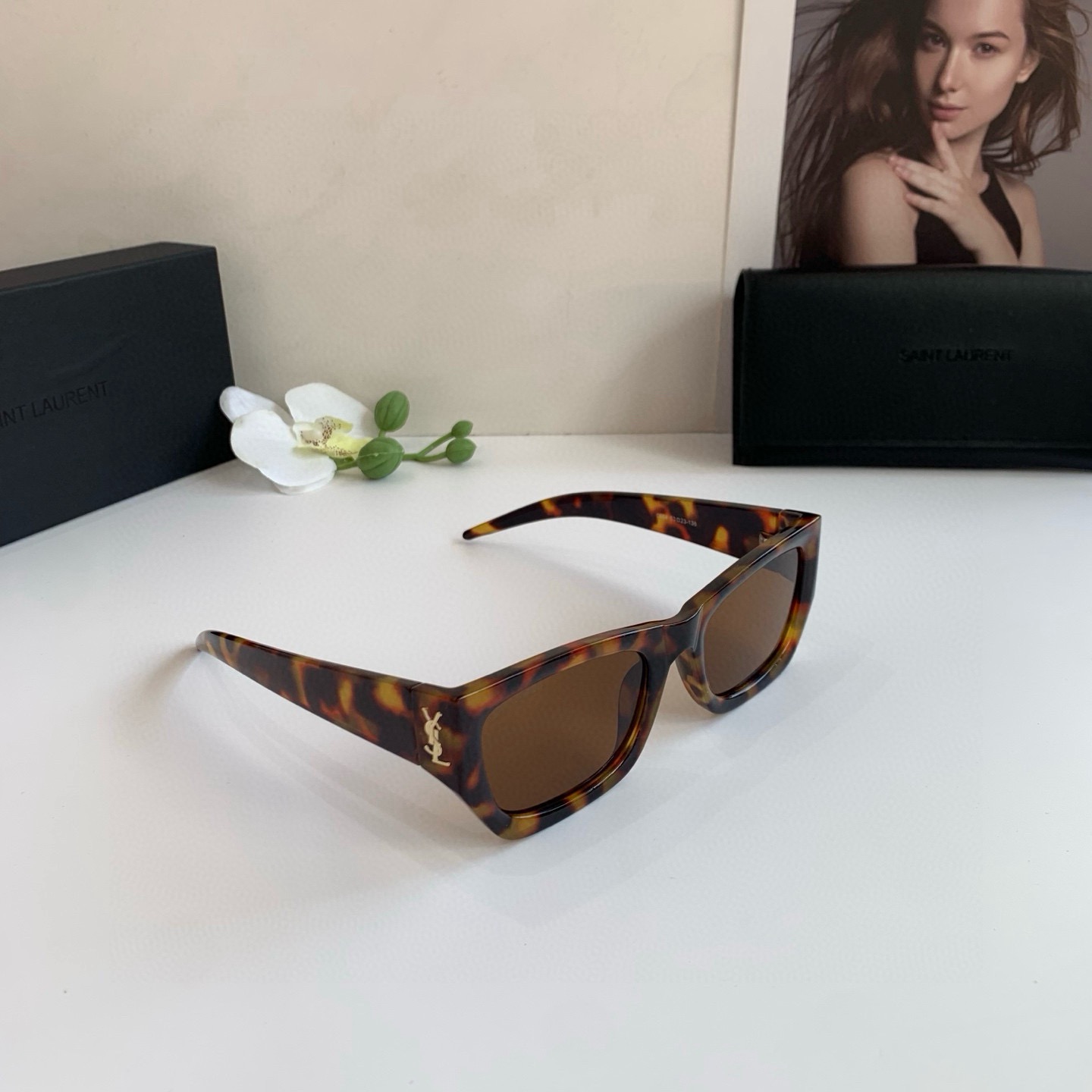 🉐️130
YSL 圣罗兰 新款方框太阳镜 欧美风遮阳墨镜 众多明星同款眼镜!出游驾驶必备品