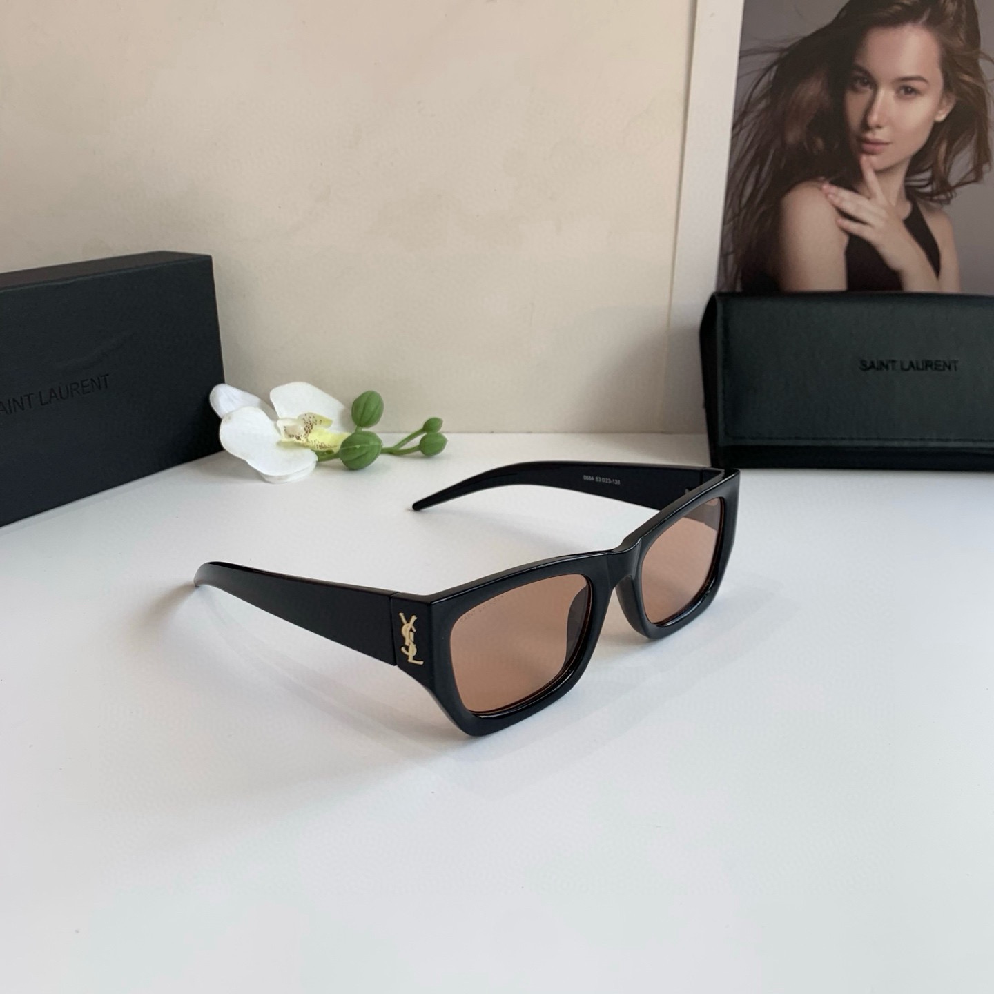 🉐️130
YSL 圣罗兰 新款方框太阳镜 欧美风遮阳墨镜 众多明星同款眼镜！出游驾驶必备品