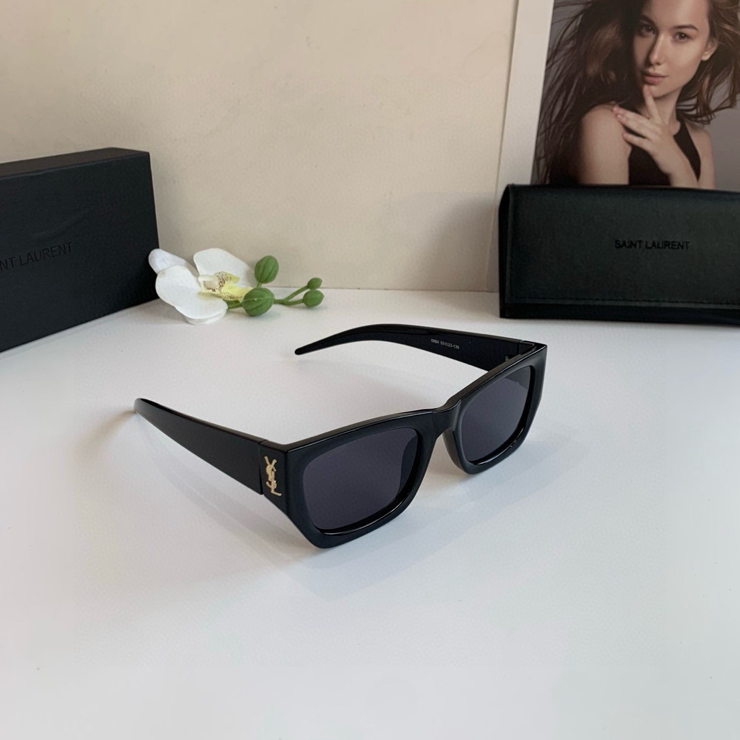 🉐️130
YSL 圣罗兰 新款方框太阳镜 欧美风遮阳墨镜 众多明星同款眼镜！出游驾驶必备品