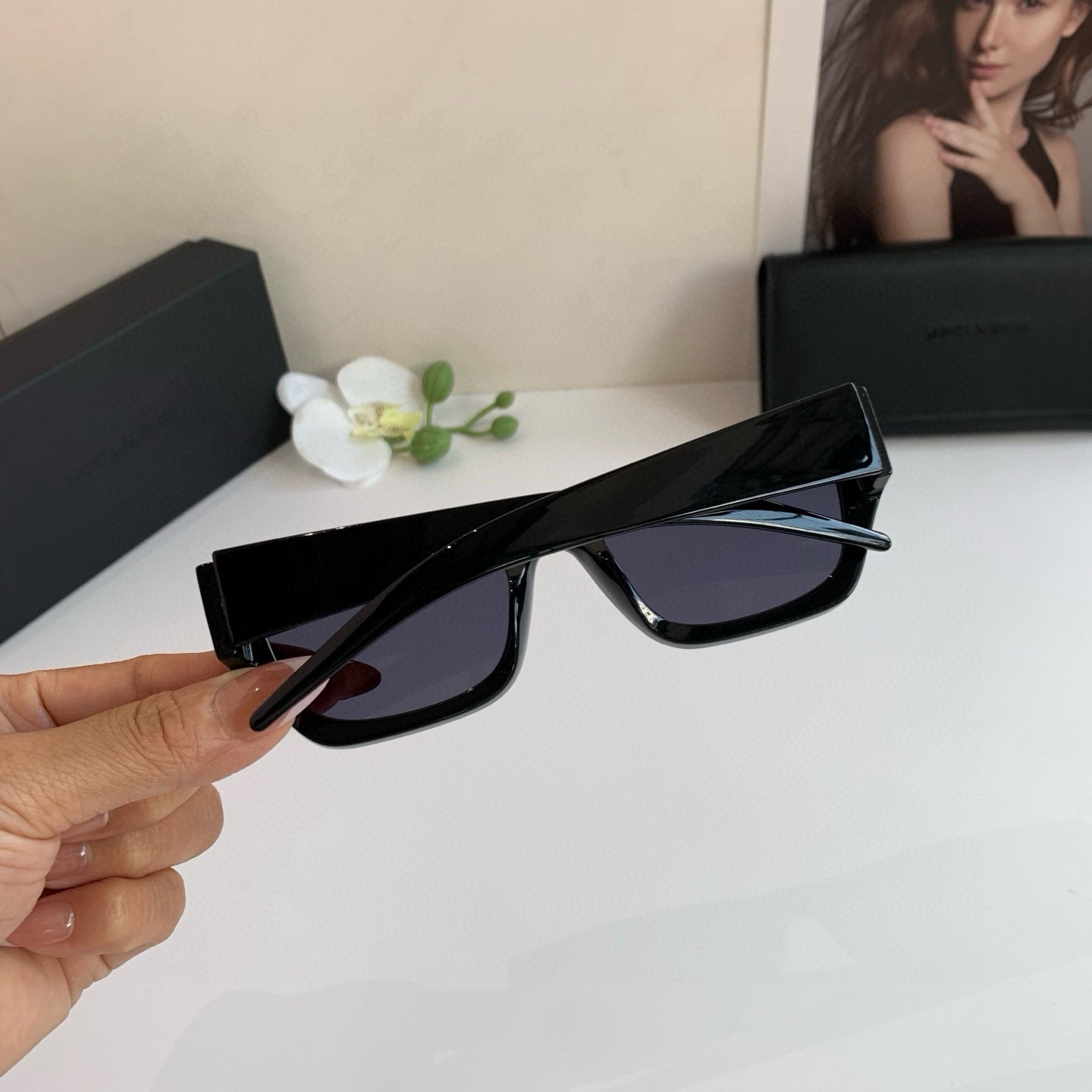 🉐️130
YSL 圣罗兰 新款方框太阳镜 欧美风遮阳墨镜 众多明星同款眼镜!出游驾驶必备品