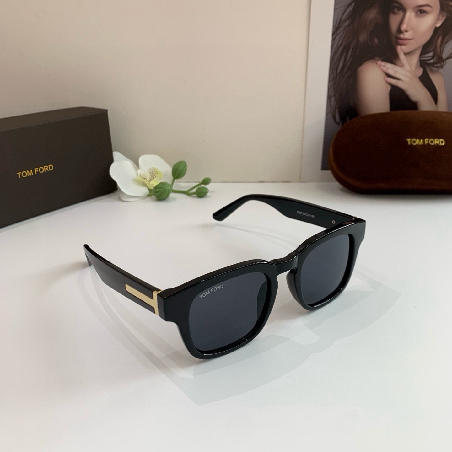 Солнцезащитные очки TOM FORD