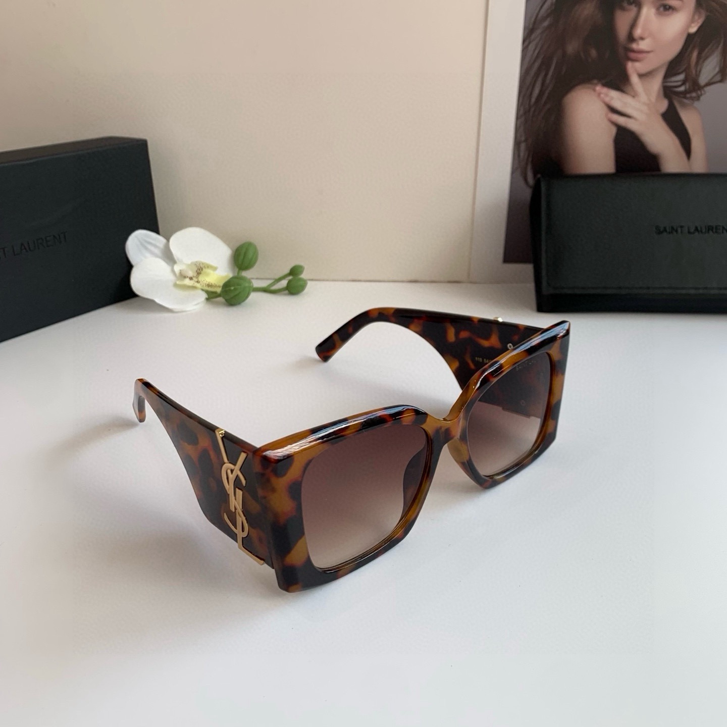 NO:862930,YSL Yves Saint Laurent sunglasses are huge and make your face look smaller. The glasses are not heavy at all. The width of the temples is designed to be just right. They are light and comfortable to wear!  Classic and versatile glasses, sunglasses, sunglasses, glasses, saint laurent, saint laurent19860909YSL圣罗兰 太阳镜巨显脸小,眼镜大单一点也不重,镜腿幅度设计的刚刚好,佩戴轻盈舒适！经典百搭款眼镜墨镜太阳镜,眼镜,saint laurent,saint laurent,glasses