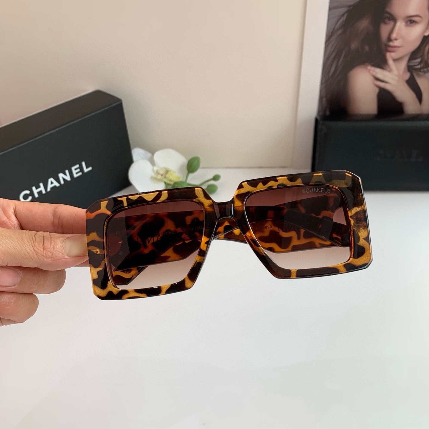 NO:862910,CHANEL Chanel's new square-frame sunglasses, fashionable sunshade sunglasses, can be worn by both men and women ~ versatile styles!  glasses, sunglasses, sunglasses, glasses, chanel, chanel19860909CHANEL香奈儿 新款方框太阳镜 时尚遮阳墨镜 男女均可佩戴噢~百搭款式！眼镜墨镜太阳镜,眼镜,chanel,chanel,glasses