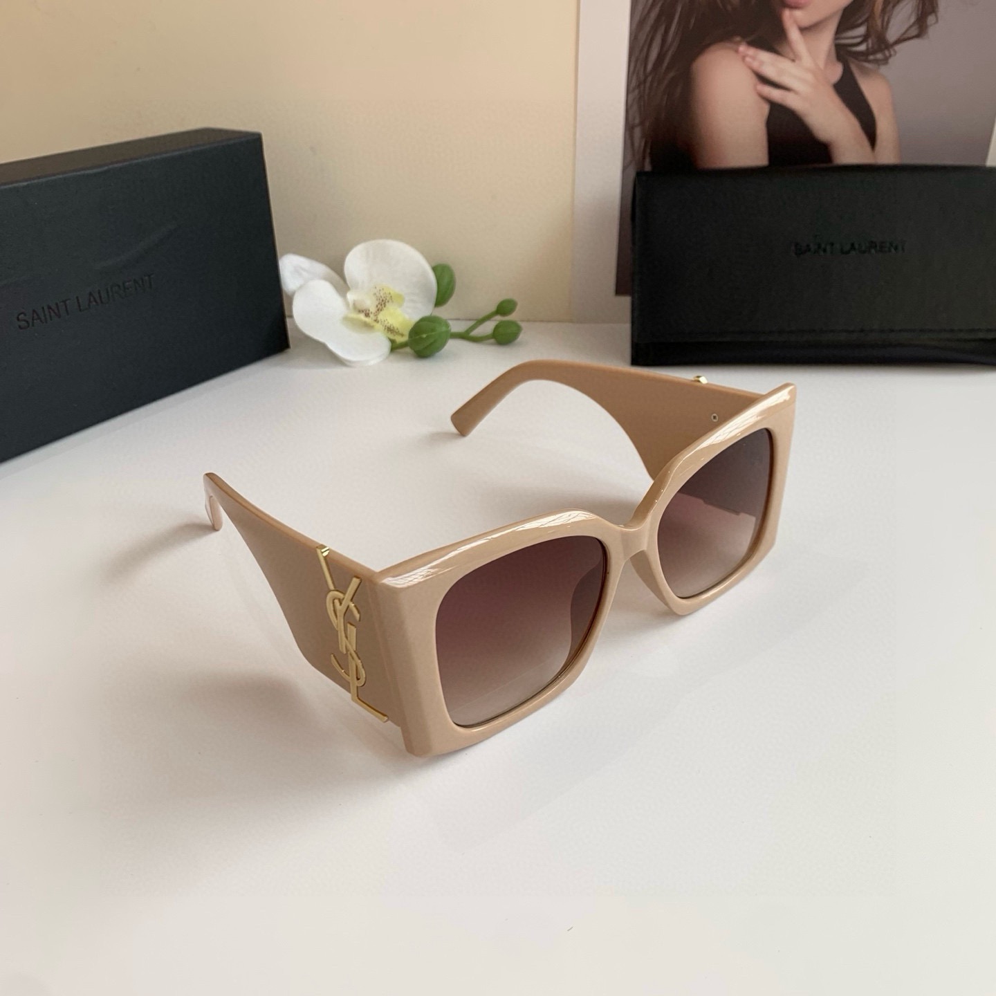 NO:862966,YSL Yves Saint Laurent sunglasses are huge and make your face look smaller. The glasses are not heavy at all. The width of the temples is designed to be just right. They are light and comfortable to wear!  Classic and versatile glasses, sunglasses, sunglasses, glasses, saint laurent, saint laurent19860909YSL圣罗兰 太阳镜巨显脸小,眼镜大单一点也不重,镜腿幅度设计的刚刚好,佩戴轻盈舒适！经典百搭款眼镜墨镜太阳镜,眼镜,saint laurent,saint laurent,glasses