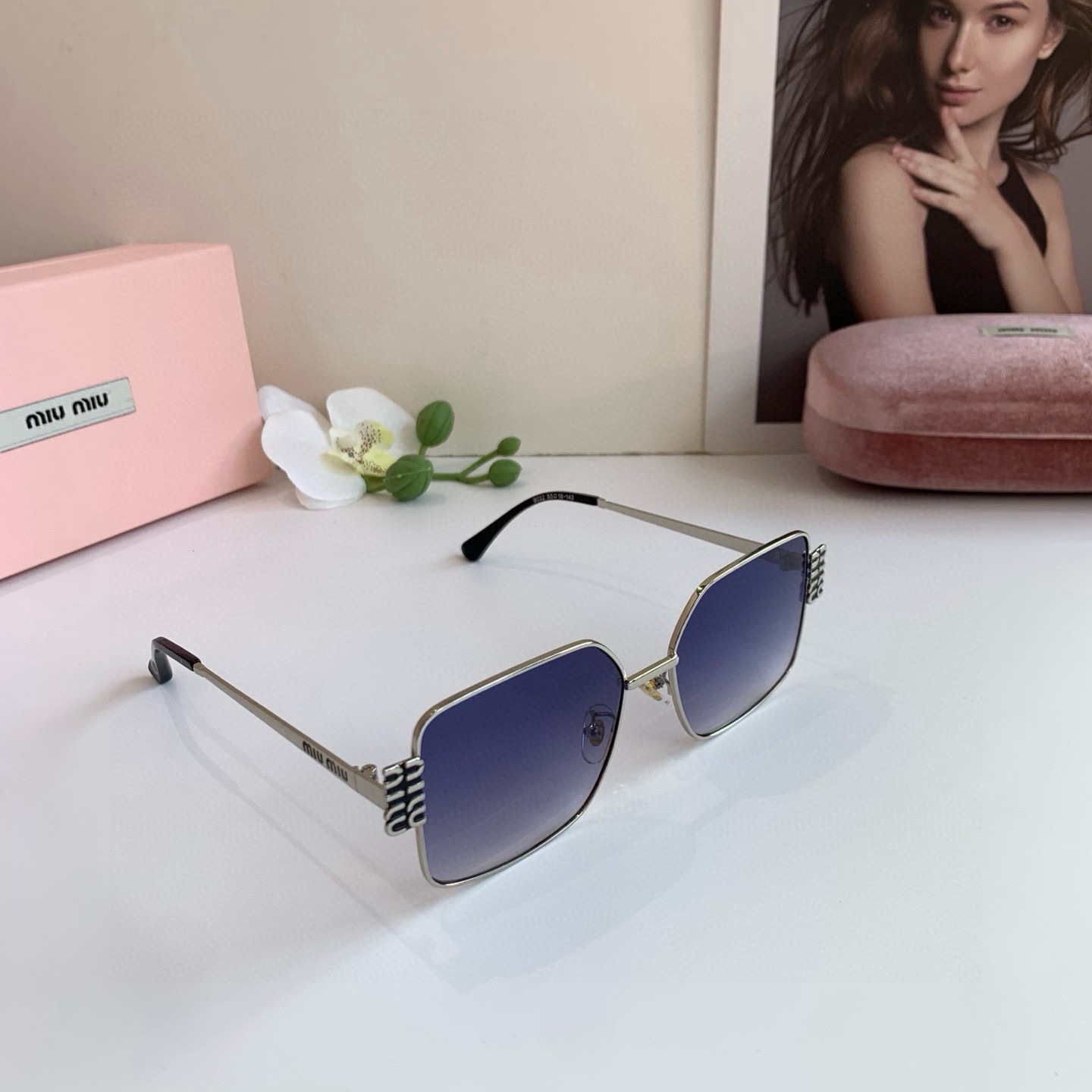 NO:863038,Miumiu Miu Miu's fashionable men's and women's metal square-frame sunglasses, anti-UV sunglasses. How can beauties not have a pair of good-looking glasses? This style is really very good-looking. Many Internet celebrities recommend it!  glasses, sunglasses, sunglasses, glasses, miumiu19860909miumiu缪缪 时尚大牌男女款金属方框太阳眼镜 防紫外线墨镜 美女们怎么可以没有一副好看的眼镜呢 这个款式真的特别好看 众多网红推荐款！眼镜墨镜太阳镜,眼镜,miumiu,glasses