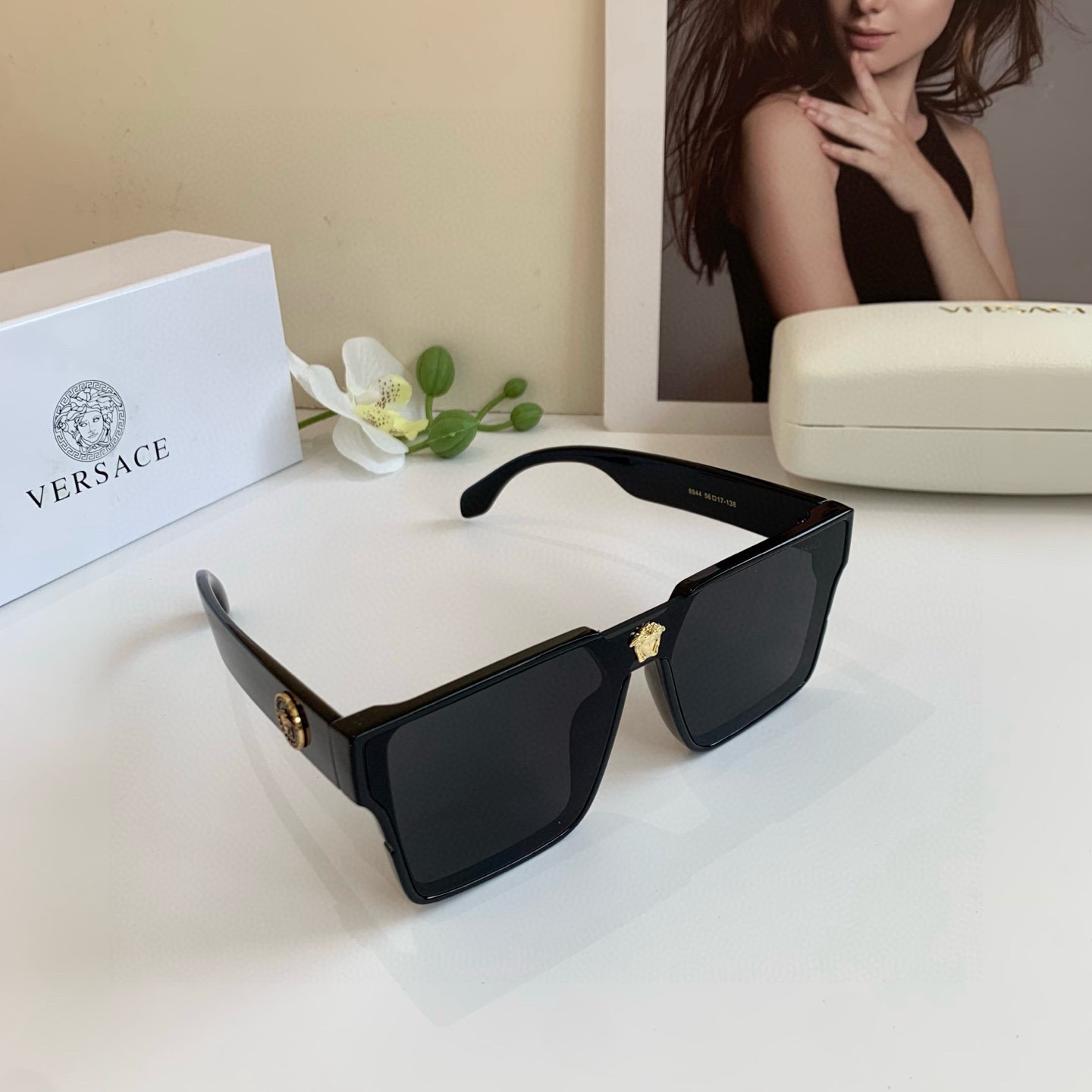 NO:953093,VERSACE Versace European and American style fashionable large-frame sunglasses, polarized lenses, cycling anti-UV visors, classic design, great to match!  glasses sunglasses sunglasses,glasses,versace,versace19860909VERSACE范思哲 欧美风时尚大框太阳镜,偏光镜,骑行防紫外线遮阳镜、经典设计超好搭配！眼镜墨镜太阳镜,眼镜,versace,versace,glasses